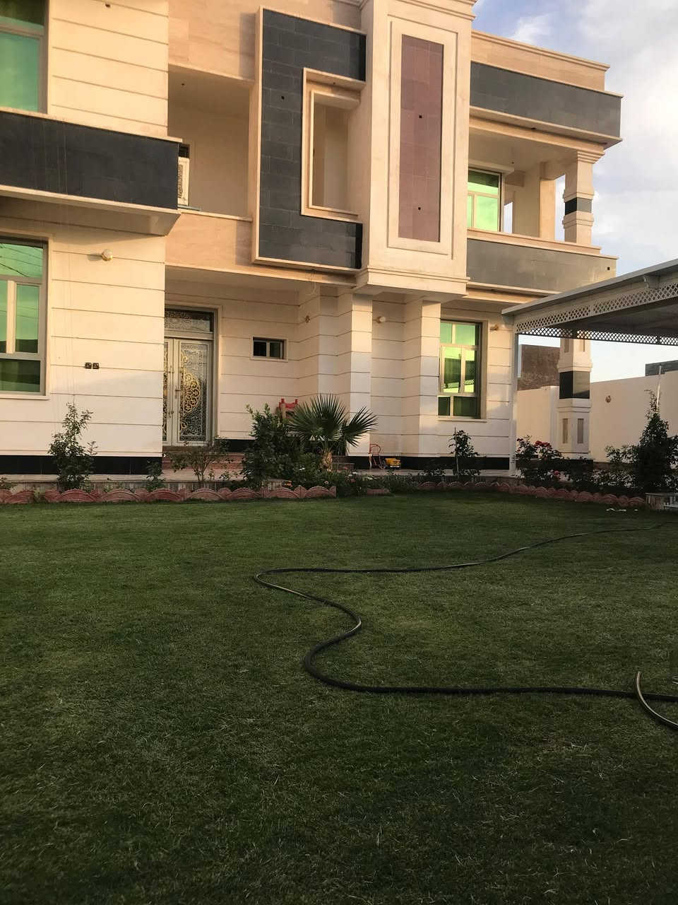 للبيع/ دار كبير طابقين جديد  طابو زراعي سند(25) تحويل مباشر ضمان حقوق المشتري.. رمادي شارع٤٠ مقابل ماركت الهدهد قريب على الخدمي وجميع الخدمات متوفره..
 المساحه /600 متر بناء طابوق سنة ٢٠٢٢
 الدار نقوش سحب شغل درجه أولى.. واجهيه كامله 
الأرضي / ٢ نوم/ استقبال كبير/ هول /صاله/ مطبخ داخلي/ ومطبخ خارجي/ حمامات داخليه و خارجيه/ حديقه كبيره /مع كراج كبير
الطابق الاول/ ٢ نوم/ صاله /حمام
 للاستفسار مع مكتب أبو وسام للعقارات.. الجاد بالشراء يتصل أو يتفضل للمكتب ونقدم له كافة العروض العقاريه 
   مكتبنا رمادي شارع٤٠ مقابل جامع الواثق *********** ابو وسام للعقار متوفر واتساب.. تحياتي

