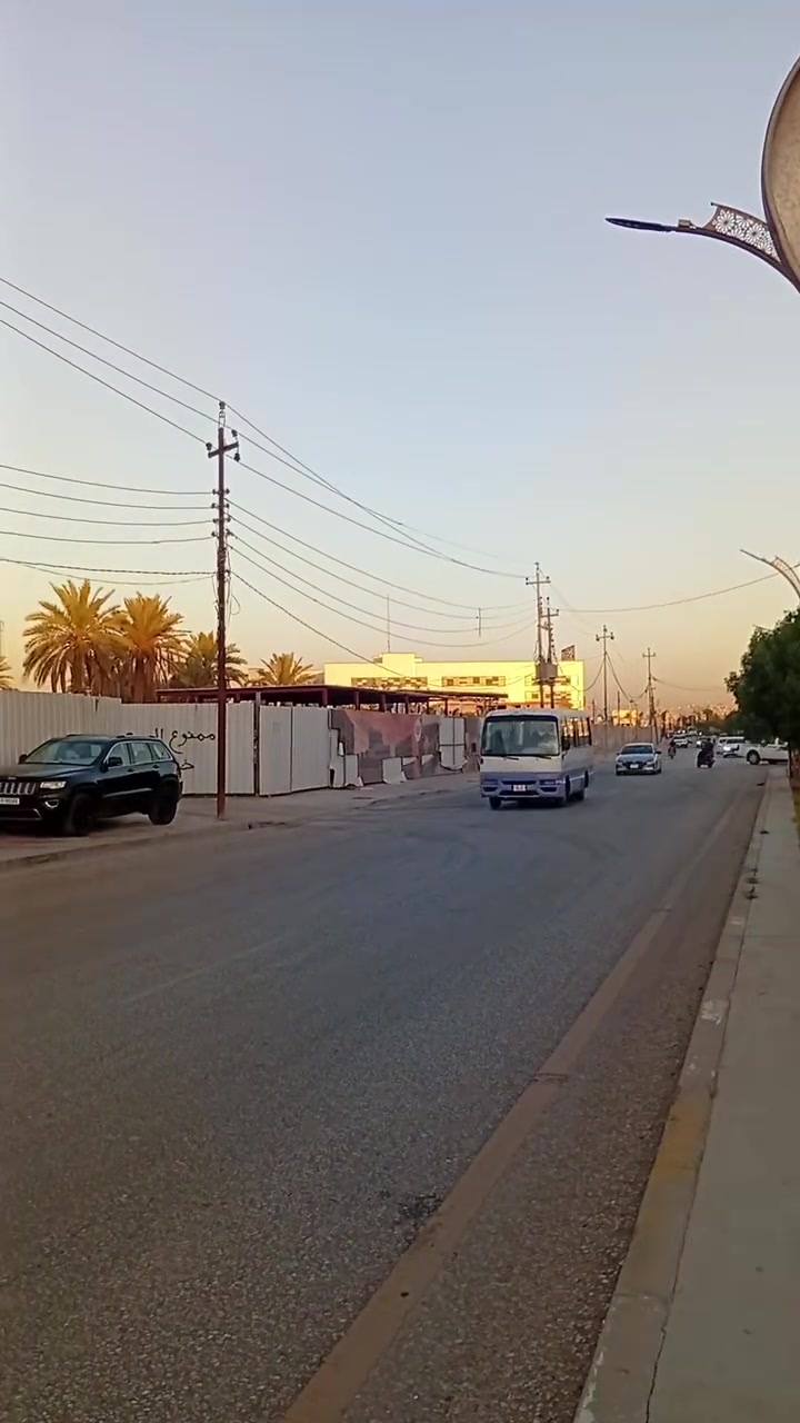 العنوان كربلاء المعملجي مابين مستشفى الوارث والعاب النوارس الفرع مقابيل قاعة السلطان 3دقائق عن الامام الحسين مشي للامام نصف ساعة متوفر خط نقل سيارات لراس الشارع.
دار 100م واجهة 6وربع م ونزال 16م يتكون طابق ونصف بناء حديث سنة 2022 البيت كلة جديد يتكون من غرفتين نوم وحدة بالارضي وحدة بالطابق الثاني أيضاً صالات عدد 2 وحدة ارضية طول 6في 4والثانية فوق استقبال 4في4 مطبخ 4في3 حمام خارجي وحمام داخلي مساحتة 3في2 ومنور 
البيت بناء درجة اولى من التسليح البتلو اوكراني والكهرباء الاردني سبورلايتات سقفية كلة والبواري الماء امل الشريفي المصري الله شاهد تعبان عليه حيل اقرار محكمة 25 باسم المشتري الجيران احسن ناس فرع هدوء مولدة قريبة ومحولة كهرباء بصفنة مي اسالة متوفر 24ساعة قوي انترنت خط الوطني منضومة كامرات،للاستفسار اكثر***********ابوزين العابدين.
السعر المطلوب #105وبيه مجال قليل 
او مراوس دونم اونصف دونم في قضاء الحر بمناطقه
