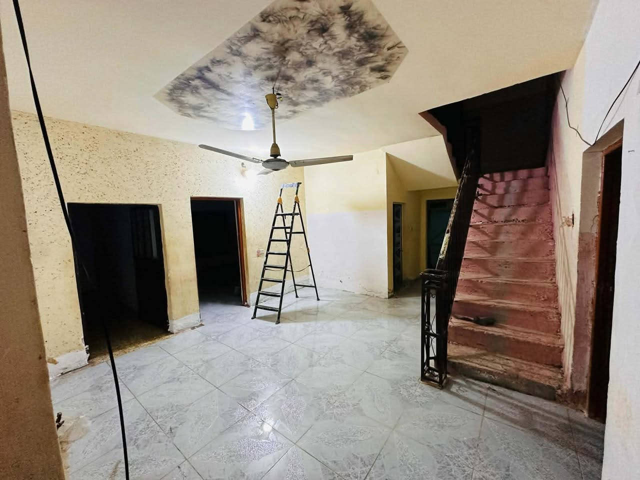 السلام عليكم 
دار للإيجار العنوان الفلوجه حي جولان قرب تقاطع هشام محمد 
٣ غرف و صالة و ديوانية و مطبخ و صحيات إيجاره ٣٧٥ الف وبي مجال
الاستفسار
***********
***********
