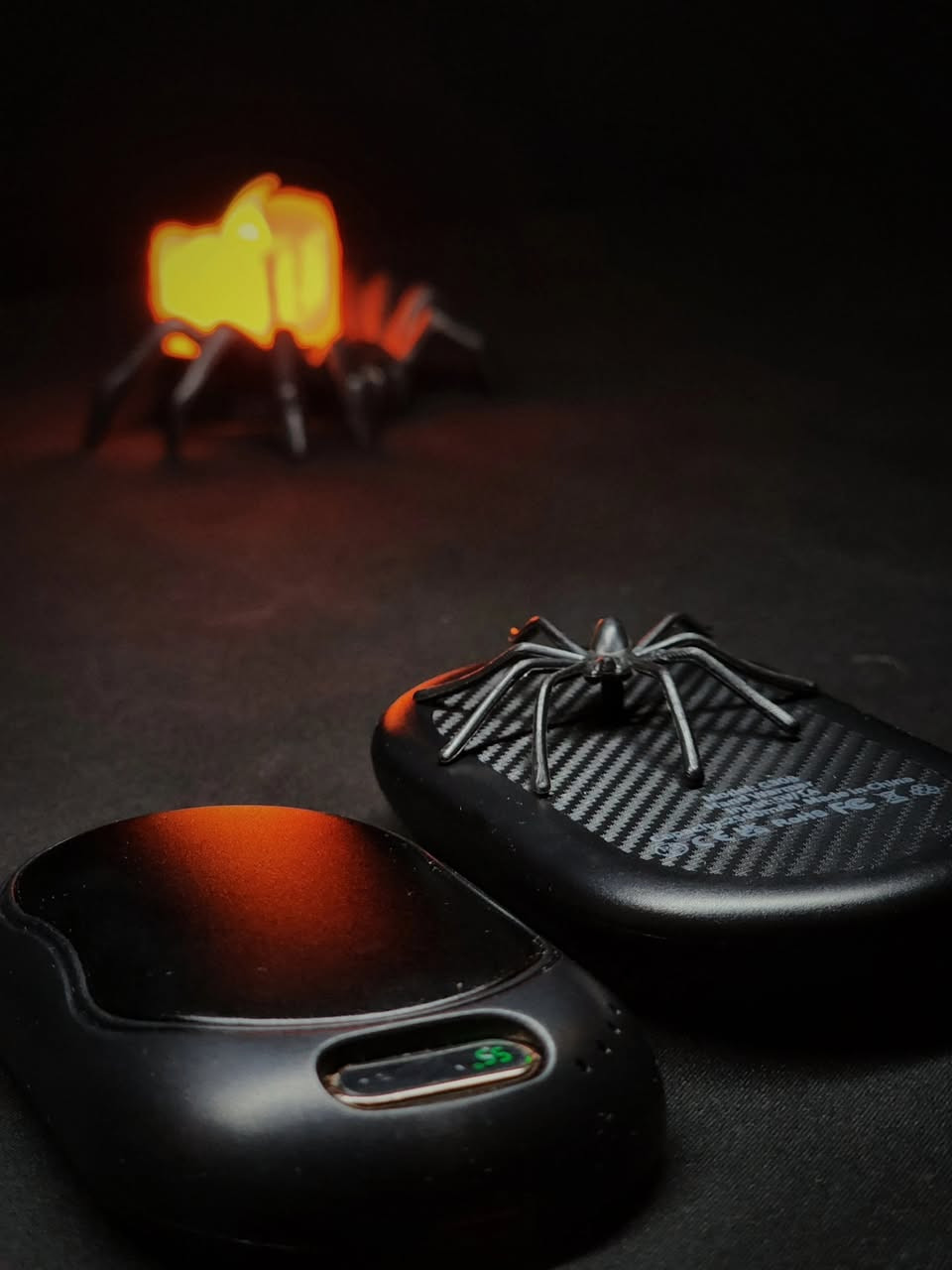 جهاز تدفئة اليدين القابل لإعادة الشحن (Model C308)، وهو عبارة عن زوج من المدافئ المغناطيسية التي يمكن فصلها لاستخدام كل قطعة في يد، أو ضمهما معاً. 

سعة البطارية: تبلغ حوالي 5000 مللي أمبير (ليثيوم)

إعدادات الحرارة: يوفر مستويات متعددة من التدفئة (غالباً 3 أو 4 مستويات) تتراوح حرارتها بين 40 إلى 55 درجة مئوية.

التصميم: يتميز بتصميم مغناطيسي رفيع ليسهل حمله في الجيب، مع هيكل مصنوع من مواد مقاومة للحرارة (ABS وألمنيوم).

الشحن: يتم شحنه عبر منفذ USB Type-C، ويستغرق الشحن الكامل حوالي 3-4 ساعات. 

السعر : 12.000 ألف

للاستيضاح
اتصال ، واتس: ***********

يوجد توصيل
لكل محافظات العراق ..🚖
