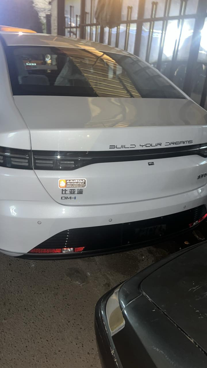 السلام عليكم عندي بي واي دي ديستروير موديل ٢٥ ماشية ٦٠٠ كيلو بدون رقم عندي براء ذمة مدوشم الارضية ومعرب الشاشة وضع الشركة السعر ١٩٥٠٠٠٠٠ مليون اللون ابيض للمعلومات الاتصال على الرقم***********
