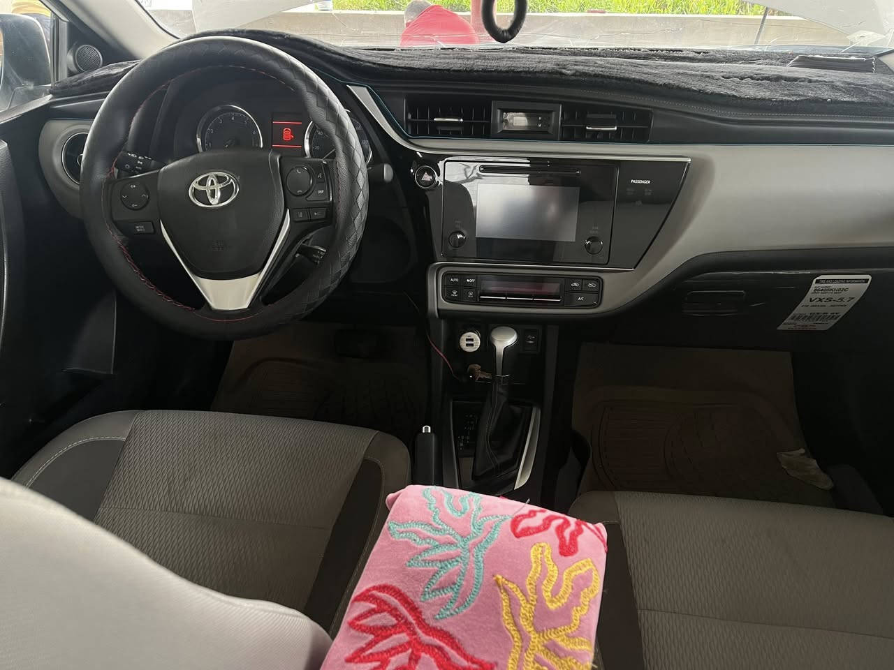 السلام عليكم #للبيع #كورلا2017
ماشيه 106 ميل كير ومحرك شرط صدر كله جديد 
تخم تايرات جدد السياره مال جناي عليها تغليف كامل عازل صوت وحراره رقمها سليمانيه جديد شرط التحويل مواصفات LE معروفة 
ضرر جاملغ وبنيد ضررها مو قوي صور موجوده 
#سعر138 وبيها مجال للشراي
مكاني صلاح الدين #تكريت 
رقم ***********
