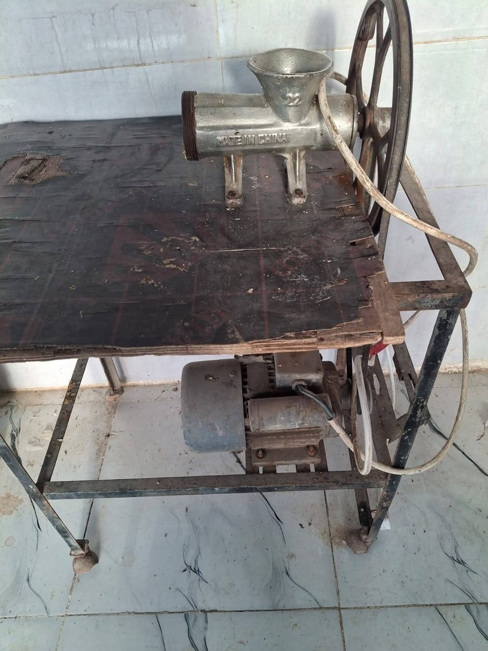 للبيع الشراي يتصل ***********
قلاية فلافل 
قلاية برگر 
مثرامة حجم 22 
ثلاجة حجم كبير كونكورد
ميز جام خانة  مترتين ب متر L عمارة, ميسان
