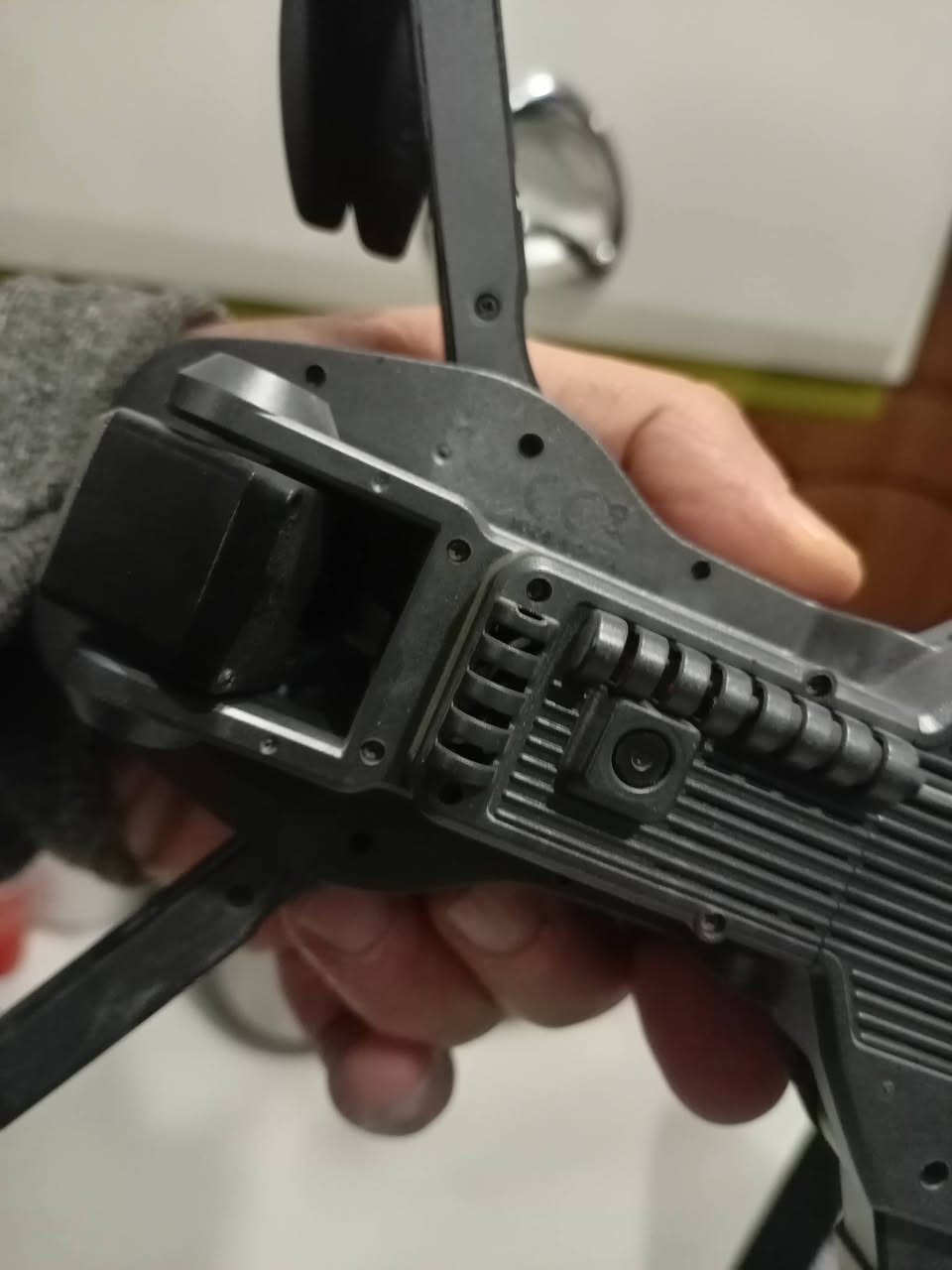 السلام عليكم درون رباعية شغالة ١٠٠٪بدون اي نقص غراضه كاملة بطارية عدد٢ لا اعرف استعمالها لانها كانت لابني وسافر وتركها نظيفة جدا ريمووت شحن ونظام جي بي اس ونظام رجوع تلقائي وباقي المواصفات لا اعرفها مكاني بغداد رقم موبايل *********** مهندس اماد ابو مريم متواجد على النت دائما... قيم بما يرضي الله وبالعافية علي ياخذها
