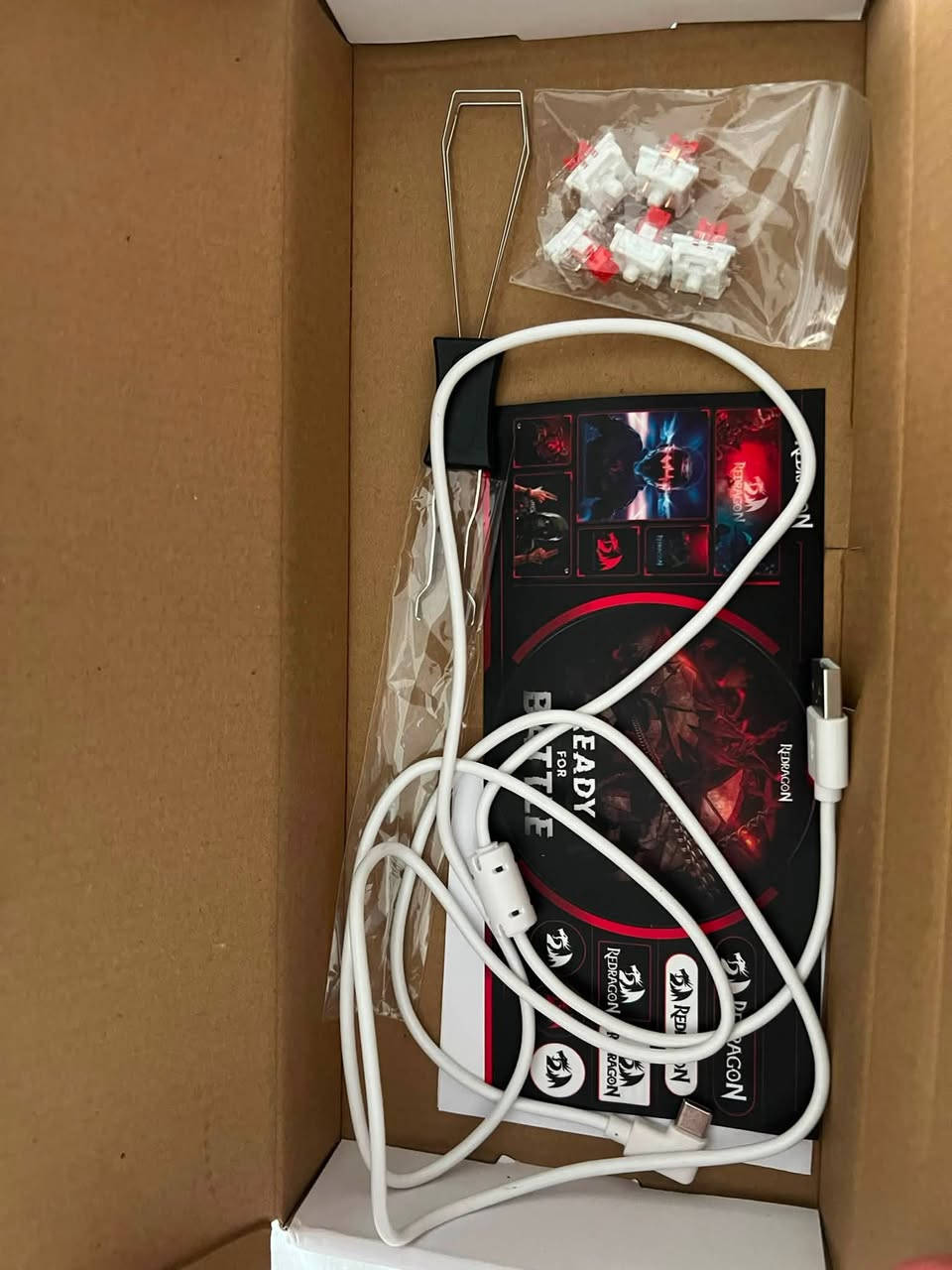 للبيع كيبورد Redragon Fizz RGB K617 بحالة ممتازة جدًا، نظافة 100% (وكأنه جديد)، استخدام خفيف جدًا وما بيه أي مشاكل أو أعطال.

المواصفات:

* ✅ سويتشات Red Mechanical (Red Switch)
* ✅ إضاءة RGB قابلة للتخصيص
* ✅ تخطيط 60% (حجم صغير ويوفر مساحة)
* ✅ حروف عربي + إنكليزي
* ✅ كيبل USB-C قابل للفصل
* ✅ Hot-Swappable (تبديل السويتشات بسهولة)
* ✅ مناسب للألعاب والاستخدام اليومي

المحتويات:

* الكيبورد
* الكيبل الأصلي
* ساحب الكيكابات/السويتشات
* سويتشات احتياطية
* الكرتون الأصلي وجميع الملحقات

الحالة:

* ✨ نظافة 100%
* ✨ جميع الأزرار والإضاءة تعمل بدون أي مشكلة
* ✨ لا يوجد كسر أو خدوش تذكر

سبب البيع: الترقية إلى كيبورد آخر
الرقم :***********
الموقع : بغداد
السعر: ٣٠ الف
لا توجد خدمه توصيل
