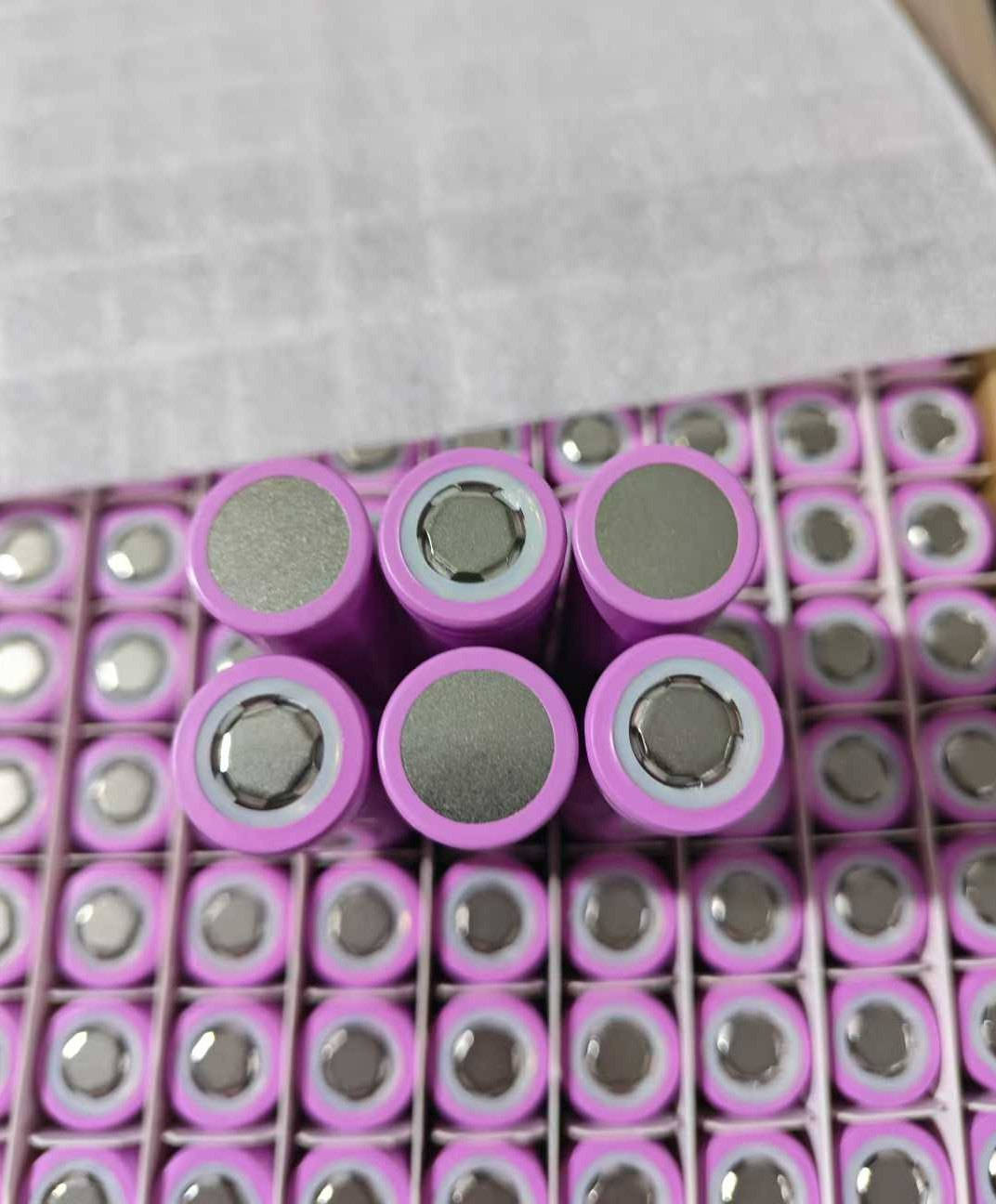 Li-ion Battery DMEGC INR18650-26E 3.6V 2600mah Lithium ion battery cell,Electronic appliances such as Camping fan,Portable Fan,Bluetooth speakers,electronic radios and humidifiers.
Model:  DMEGC INR18650-26E 2600mah battery
Typical Capacity: 2600mAh
Nominal Voltage: 3.6V
Charging Method: CC-CV
Charge Cut-off Voltage:4.2±0.05V
Discharging Cut Off Voltage: 2.55V±0.05V
This DMEGC Li-ion Cell 3.6V 2600mah battery model is ideal for Model aircraft battery.Sweeping machine,electronic radio,Handheld Fan,Balance car,drift car,outdoor fan,Escooter,twist car,thinking car, vacuum cleaner,Small fan,Microphone,Solar system,laptop battery, Solar monitoring, Solar Lights,Electric lawnmower,LED Flashlight, Mobile energy storage, Electric drill battery,Electric tools as it has a great capacity 2600mAh and even good burst power.


**إذا كنت صاحب هذا الإعلان وتريد حذفه لأي سبب، رجاءا أرسل رسالة إلى الدعم الفني**