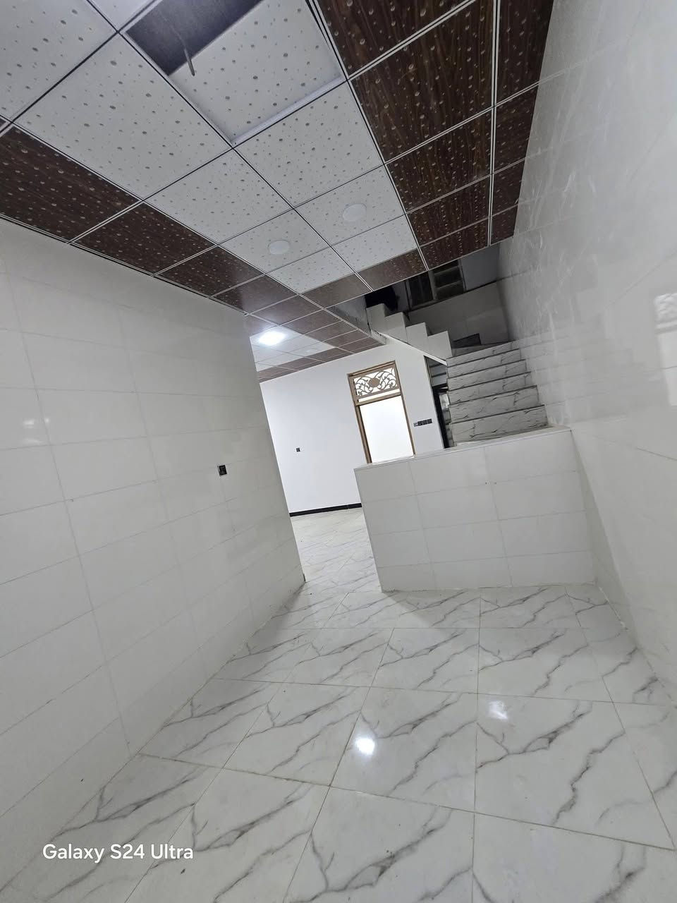 بيت لبيع بشارع المطار الجديد بشارع الشفلات المساحه ١١٠متر كونكريت مسلح البناء طابوك البيت جديد يحتوي على غرفه وصاله ومطبخ وستقبال ومكشوفه وصحيات وطارمه السعر ٣٨ وبي مجال قليل البيت مرتب للستفسار ***********مكتب بركات ام البنين قرب اسواق فدك مقابيل شارع السبيس
