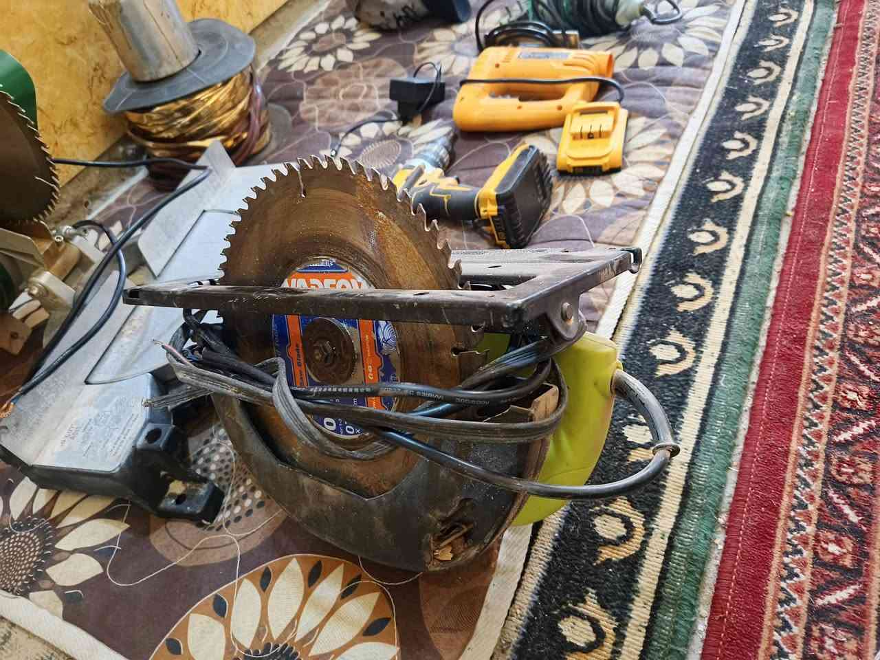 غراظ معمل دوشمه البيع شيله وحده غراظ كامله وكله شغله ونظيفه الله شاهدكمريسر جديد مول  وكهرباء مثرامه يدويه مسدسات دوشمه ونجاره العدد 5دريل شحن ودريل كهربائي وكتر وصينيه كص جديد 750الف البكان بغداد الحسينية وهاذه رقمي***********
