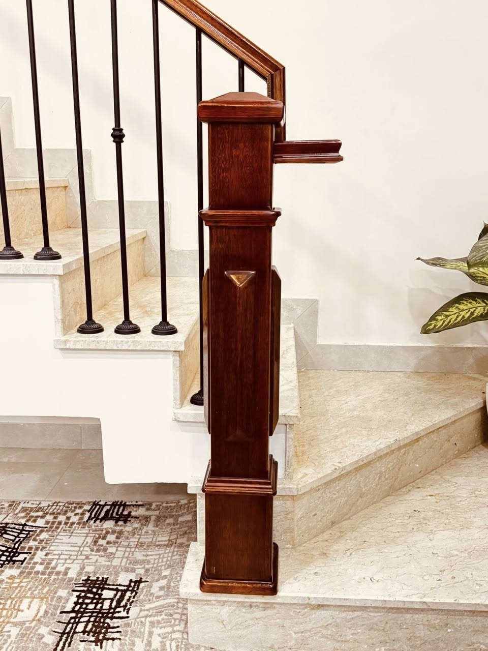 محجر درج مزدوج حديد وخشب
الخشب المستخدم في العمل جاوي ماليزي 
اما بالنسبه للحديد تركي المنشأ 
التصميم هادئ ومريح للعين حسب طلب الزبون 

للتواصل :***********
