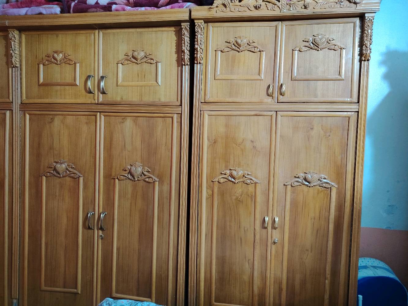 السلام عليكم غرفه خشاب مستخدمه البيع  سعره 800وبيهه مجال  ***********
وين موقعك بالضبط بأي محافظة/منطقة؟ وهل أكو توصيل لو التسليم استلام من المكان؟: 
بابل قضاء القاسم 
الغرفة مستخدمة بس من شكد تقريباً؟ وبيها أي خدوش، كسر، تفكك، أو مشاكل بالأبواب والمفصلات؟: 
سنه 
البيع يشمل كل القطع الظاهرة بالصورة لو فقط الخزانة/السرير/التسريحة، وهل المراتب أو الإكسسوارات ضمن السعر؟: 
الكل  الدوشك الجربايه وياهه هديه 
تريد تحديد السعر النهائي لو بعده بيه مجال للمساومة؟ وإذا أكو مجال، شكد آخر سعر تقريباً؟: 
بي مجال قليل 