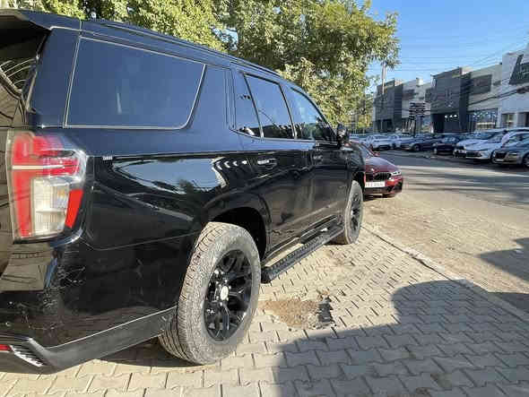 CHEVROLET TAHOE Z71 (2024)
🚙✨ للبيع – شيفروليه تاهو 2024 (فول مواصفات) ✨🚙
• السيارة وارد امريكي✅
• ⁠مرقم بغداد جاهز وكامل التحويل ثاني يوم✅
📍 الموديل: 2024
📍 الفئة: Z71 (أفخم فئات الطرق الوعرة)
📍 المحرك: 5.3 لتر V8 بقوة 355 حصان / ناقل حركة أوتوماتيك 10 سرعات
📍 نظام الدفع: دفع رباعي 4x4

⸻

🔥 المواصفات الخارجية:
 • لون خارجي أسود لامع (Black)
 • تخم ويل ألومنيوم رياضي 20 إنج
 • شبك أمامي أسود مع لمسات كروم
•رفارف وبودي ستايل أوف رود خاص بفئة Z71
 • إضاءات LED أمامية وخلفية نهارية وليلة

⸻

💺 المواصفات الداخلية:
 • مقاعد جلد فخم باللون الأسود
 • تسخين جميع المقاعد + مقاعد أمامية  كهرباء وتسخين
 
• صف ثالث كهربائي قابل للطي
 • مقود جلد متعدد الوظائف مع تسخين
 • شاشة وسطية 10.2 إنج + شاشة عدادات رقمية 12 إنج
 • نظام Bose الصوتي الفاخر (9 سماعات)
 • إضاءة داخلية محيطية

⸻

⚙️ التكنولوجيا والراحة:
 • تشغيل عن بعد + بصمة
 • Apple CarPlay / Android Auto لاسلكي
 • شاحن لاسلكي للهاتف
 • 9 منافذ USB + منفذ كهرباء 110 فولت
 • نظام ملاحة مدمج
 • كاميرات 360 درجة + حساسات أمامية وخلفية
• داتا شو تحذيرية من التصادم
⸻

🛡️ الأمان:
 • رادار أمامي + تنبيه تصادم
 • تنبيه عند الخروج من المسار + مساعد بقاء في المسار
 • مثبت سرعة راداري (تكيّفي)
 • تنبيه النقطة العمياء
 • وسائد هوائية كاملة (أمامية، جانبية، ستائرية)

⸻

📌 تفاصيل إضافية:
 • المسافة المقطوعة: 12,500 ميل فقط (20000 كيلو) ✅
 • جميع الوسائد الهوائية سليمة ✅

 تفاصيل الحادث

• ⁠• باب السائق معمول إله PDR (تصليح بدون صبغ) ✅
 • الباب الخلفي من جهة السائق مبدل أصلي بنفس اللون (بدون صبغ) ✅
 • السيارة خالية من أي صبغ أو حوادث مؤثرة ✅
•نص هلال الجاملغ الخلفي تعديل بتقنية PDR بدون صبغ السعر 480 ورقه وبيه مجال استفسار ***********
