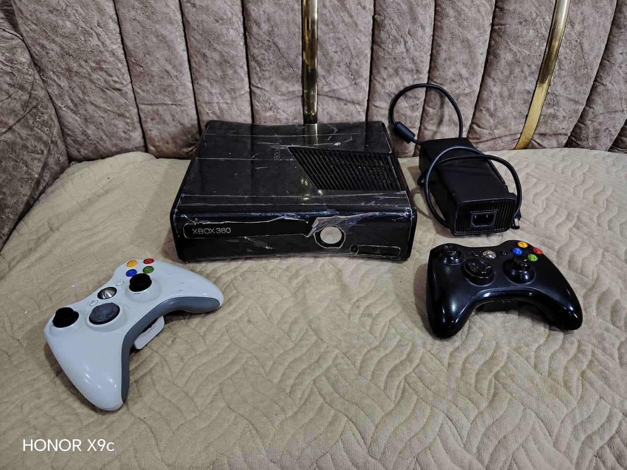 السلام عليكم اكس بوكس 360 الجهاز نظيف كلش مع جوستك عدد 2 للبيع بسعر 125 (***********)
