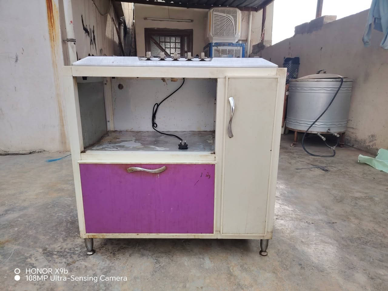 سلام عليكم طباخ مع قاعده الامنيوم شغال سعر 100 وبي مجال رقم الهاتف ***********
