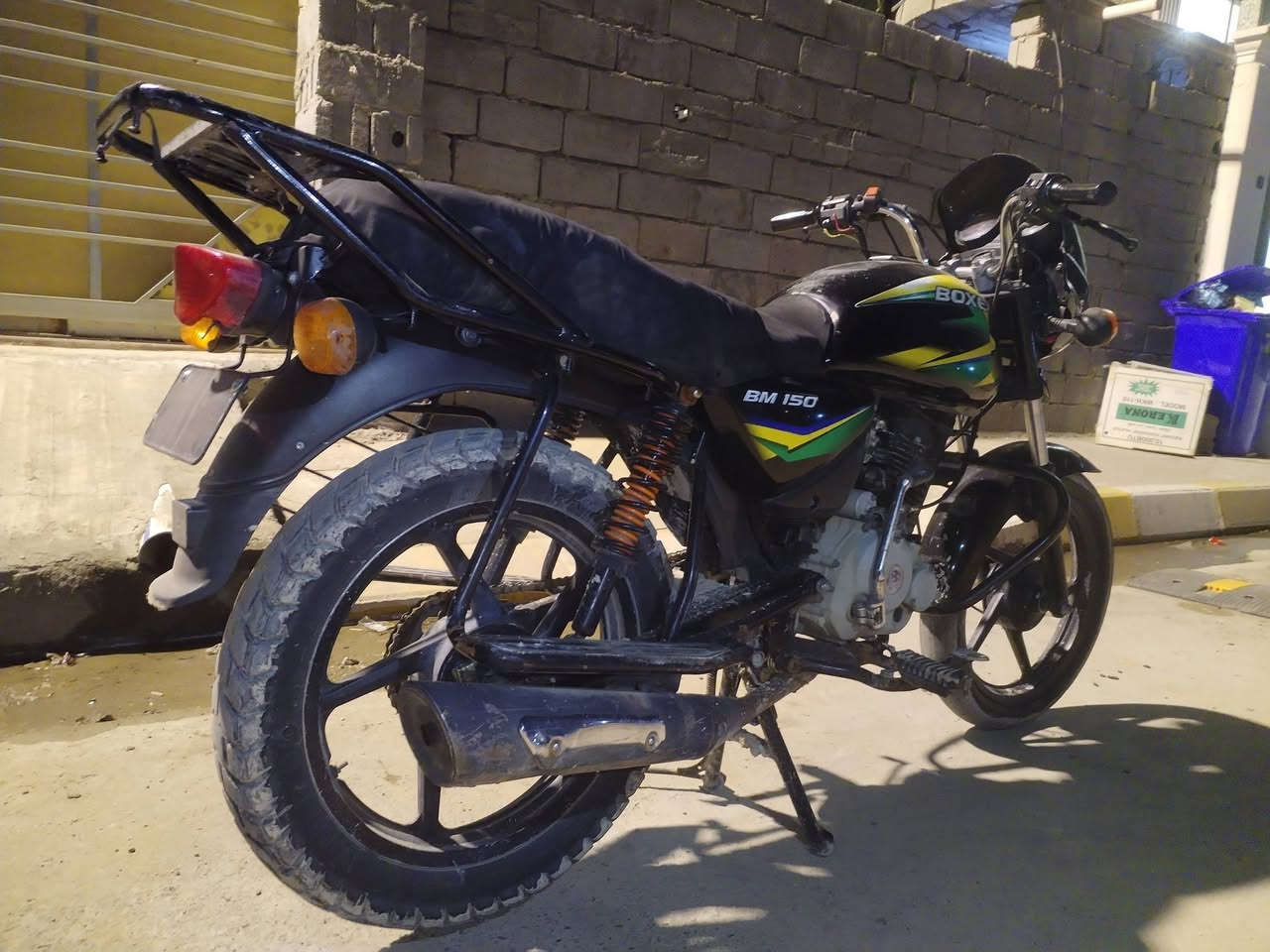 السلام عليكم للبيع دراجه بانزين بوكسر مابيه اوراق السعر600الف مكلف بالنشر اتصلو ع رقم ***********
