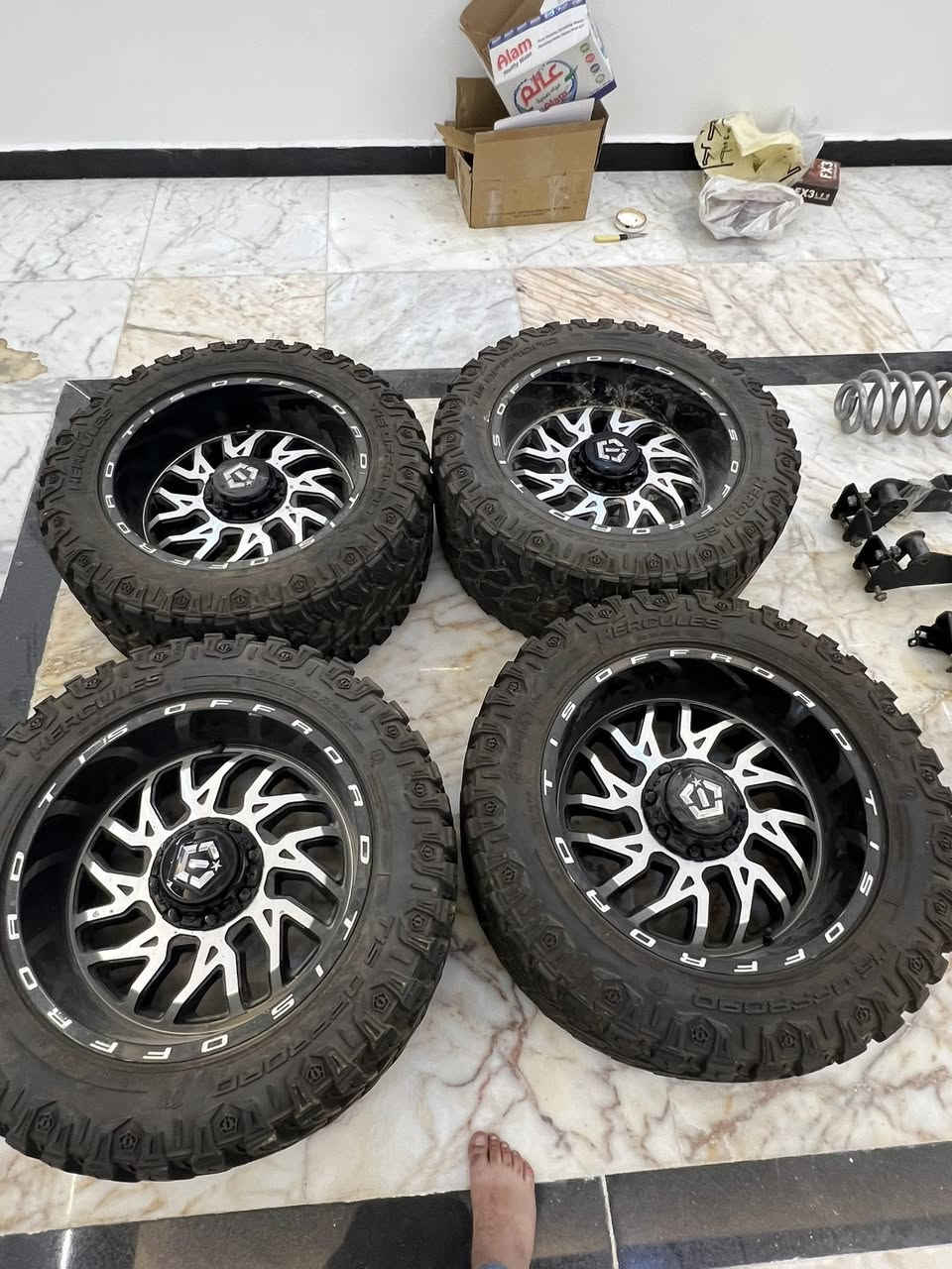 السلام عليكم 
بكج رفع كامل مكمل مع الويلات 
يرهم جمسي وتاهو
واتوقع يرهم سلفرادو وسيرا 
انا فتحته ب ايدي قطعة قطعة 
هوى تكلفته تقريباً 30 
 سعر البيع 18 ورقة 
 المكان بصرة 
اتصال فقط ***********
