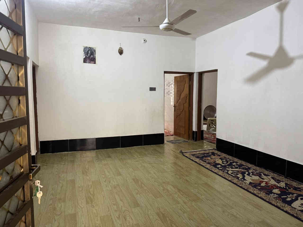 يالله السلام عليكم يعلن مكتب الخبير للعقار عن وجود دار مساحته (1000)متر طابو زراعي سند25تحويل مباشر باسم المشتري 
موقع الدار طريق الارزك على التبليط مباشرتا
الدار بناء طابوق مسلح يتكون من غرف عدد ثلاثه مطبخ صاله صحيات استقبال 
السعررر 175مليون بي مجال بسيط
***********
