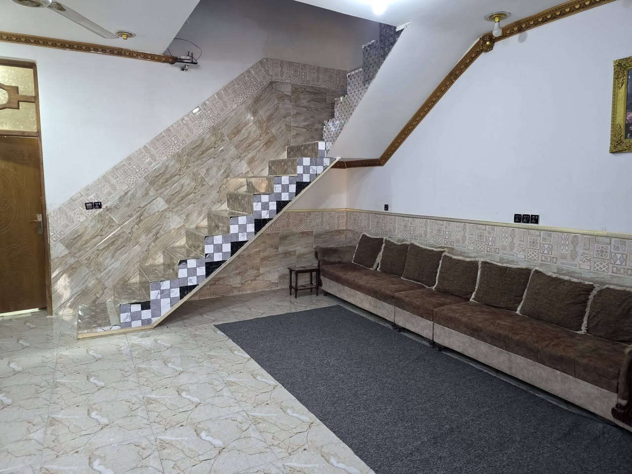 بيت للبيع مساحه ١٤٠ طابو زراعي كوت حي الحكيم شارع حي الوائلي يبعد عن الشارع ٢٠٠ متر تفاصيل البيت الاساس طابوك والبناء بلوك يحتوي علي غرفه وصاله واستقبال ومطبخ  وصحيات  السعر ٤٨ وبيه مجال لاستفسار الاتصال  او مراجعة دلالية احمد السعيدي بقرب من حسينية ياسر خليفه 
***********
***********
