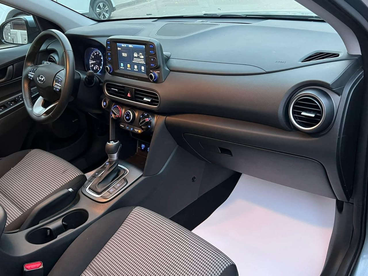 كونا موديل 2021 السعر140 محرك 2000 دوش وبيها مجال لون سمنتي  رادار 360توقف ذاتي مع تحذير فتح الابواب وترحيب عند الفتح فتحة سقف تحكم ستيرن بصمة بروجكرات امامية كشنات تدفئة  شاشة جبيرة كاربلي داخل اسود  فول مع تبديل باب الامامي فقط بدون دواخل  بدون شاصي  وصور موجودات  ماشية 54 ميل وبيها مجال للشراي رقم اربيل واحول مباشرتا عند البيع للاستفسار ***********
