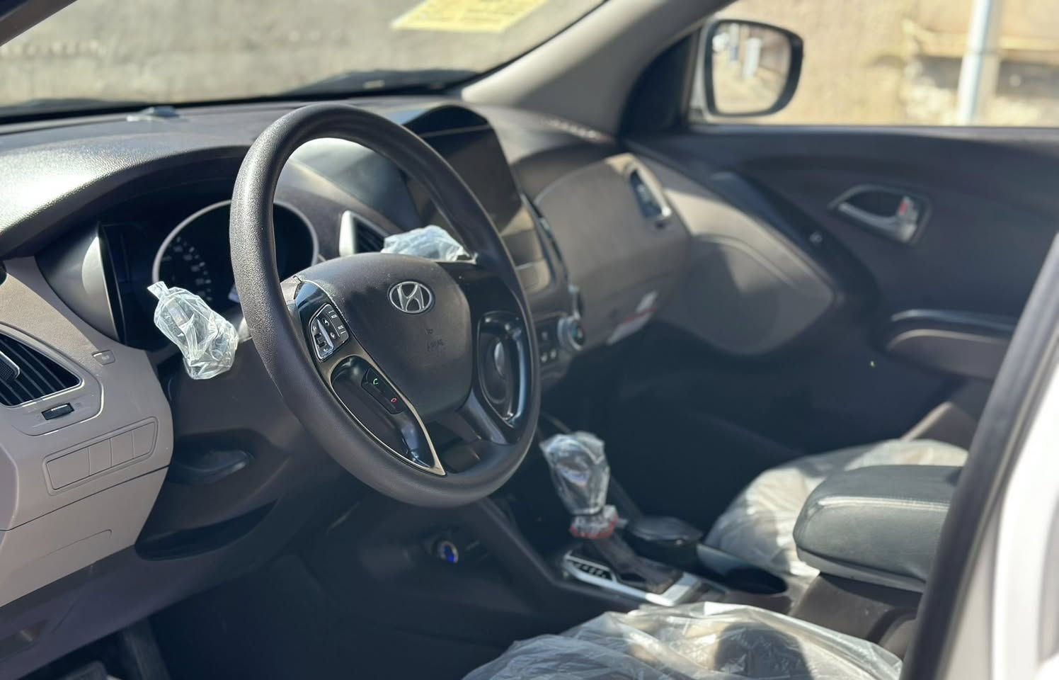 سلام عليكم شباب توسان 2015 شكل وموصفات ل16 لسيارة مال شركه الكاصد فول موصفات عدا البنراما مكفوله من الصبغ ولضربه ولتبديل بستثناء الجاملغ الامامي بي شخوط او راشي كلير فقط ماشيه ( 64 ) لسياره رقم جديد وهزه جديده وسنويه جديده لل2030  للاستفسار الاتصال على الرقم ***********
