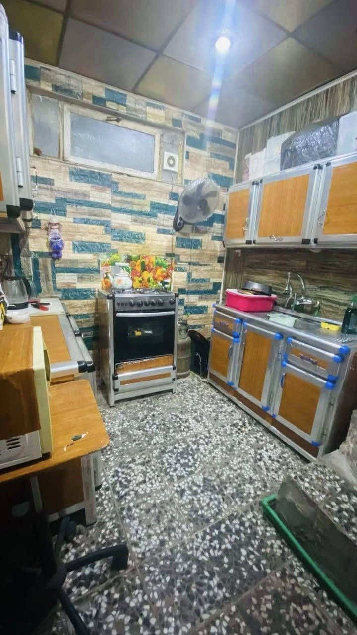 للبيع بيت 50 متر طابقين ركن مربع يحتوي على الطابق الأول استقبال وصاله ومطبخ وتخاريج والطابق الثاني غرفه وصاله كبيره حي ميسان شارع عودة السعر 65 وبي مجال للاستفسار اتصل ***********
