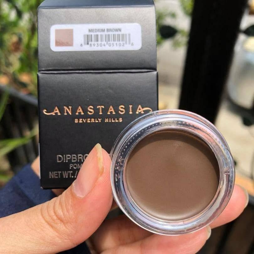 #Anastasia_Beverly_Hills
⚜⚜Anastasia beverly hills eyebrow gel pomade⚜⚜
جل الحواجب من أنستازيا بيفرلي هيلز ‎حائز على جائزة افضل جل حواجب ، لا يُسبب تلطخات ومقاوم للماء
هذا المنتج كريمي القوام متعدد المهام ينزلق على الجلد والشعر بسلاسة ويمنحك حواجب واضحة محددة. يعمل كبرايمر للحواجب وتُسبغ تركيبته الغنية بالأصباغ لونًا أثناء التحديد والتلوين. هذا المنتج سريع الجفاف مما يجعله مثاليًا للبشرة الدهنية وفي المناطق ذات المناخ الرطب
لتحديد وملء الحواجب بشكل مثالي، ضعي الجل باستخدام فرشاة حاجب ذات زاوية وشعيرات قصيرة حادة ، بعد وضع الكمية المطلوبة من اللون، امزجيها باستخدام فرشاة سبولي نظيفة
✅ متوفر منه👇 
🌸 Medium Brown 
🌸 soft brown
🌸choclate
الأصلي💯💯


**إذا كنت صاحب هذا الإعلان وتريد حذفه لأي سبب، رجاءا أرسل رسالة إلى الدعم الفني**