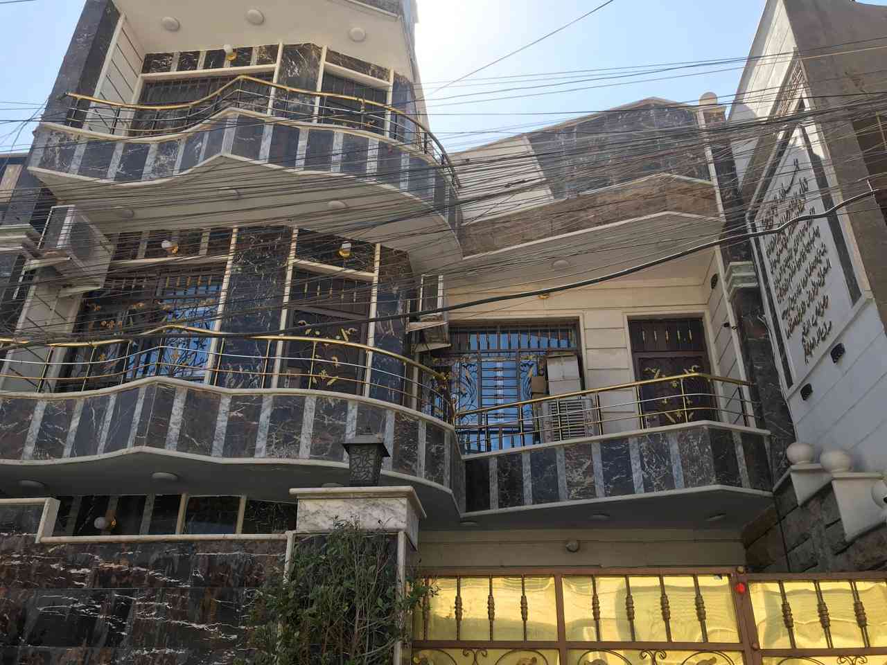 السلام عليكم بيت مساحته 170 مسلح ثلاث طوابق واجهه 8،5 ونزال 20م كراج مع خدمات خارجيه واجهه مرمر يحتوي 6غرف نوم السقوف كلها مغربي البيت درجه اولى مقابل الاسواق المركزيه حي التجار الاستفسار الاتصال على 

***********
