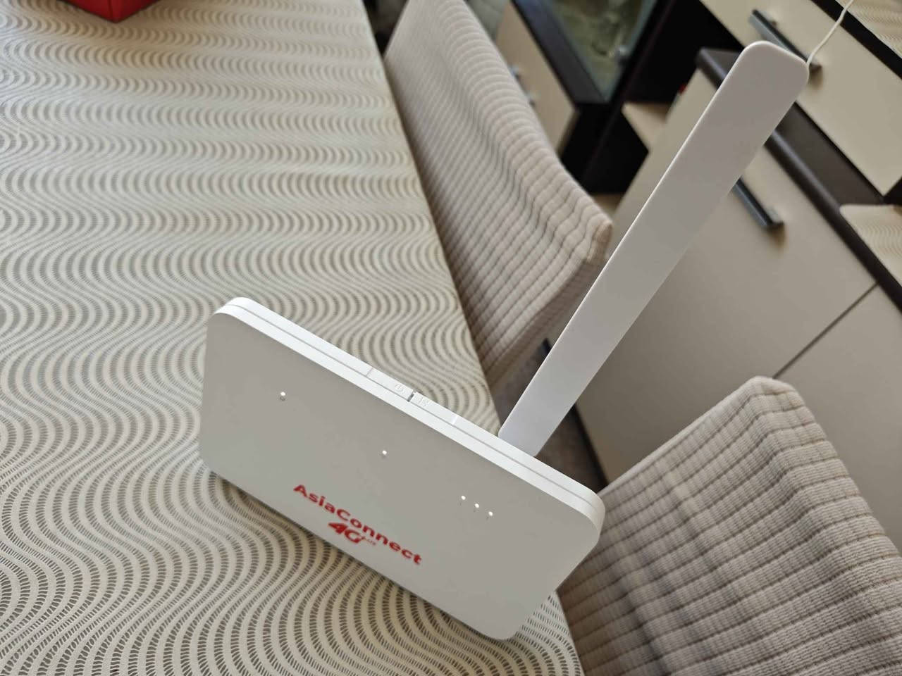 ئینتەرنێتێکی خێراتر و بەهێزتر لەگەڵ ڕاوتەری AsiaConnect ـی نوێ بە خێرایی +4G

زۆر کەم ئیشی کردووە، زۆر خێرایە بۆ ئینتەرنێتی ناوماڵ. شەبەکەی بەقوەتە.
بەرنامەی تایبەتی خۆی هەیە کە دەتوانیت ئامێرەکان بلۆک بکەی. 

ئاسیاسێڵ باشترین ئەزموونی ئینتەرنێتتان بۆ دابیندەکات لەگەڵ ڕاوتەری AsiaConnect بە خێرایی +4G بۆ بەکارهێنانی ئینتەرنێتێکی خێرا و بەردەوام و بێ هیچ پچڕانێک لەگەڵ ڕووماڵێکی فراوان و بە کواڵیتییەکی بەرزترەوە. 

تایبەتمەندییەکانی ئامێرەکە:

✅ ئامێری ڕاوتەری AsiaConnect بە تەکنەلۆژیای CAT 7ـی کوالێتی بەرز بەرهەم هێنراوە.
✅ لەلایەن کۆمپانیای هواوی دروست کراوە و بەرنامەی تایبەتی خۆی هەیە کە دەتوانیت ئامێرەکان بلۆک بکەی. 
✅ زۆرترین خێرایی 4G+ دابیندەکات چونکە پشتگیری لە وای فای دوو باند و پەخشی دووانەی 2.4 و 5 گێگاهێرتز دەکات.
✅ پشتگیری لە 1 ئەنتێنای دەرەکی (External Antenna) دەکات بۆ پەخشکردنی ڕووماڵێکی فراوانتر.
✅ پشتگیری 4*4 Wi-Fi MIMO دەکات.
✅ ئەزموونێکی ناوازە بۆ یاریی ئۆنلاین بە NAT2 لەسەر سیمکارتی ئاسیاسێڵ.
✅ 1 دەرچەی LAN ـی هەیە بۆ پەیوەندی وایەردار بە ئینتەرنێتەوە.
✅ پشتگیری QR Code دەکات و پەیوەندیکردن بە ئامێرەکەوە ئاسان و خێرا دەکات. السليمانية, العراق


**إذا كنت صاحب هذا الإعلان وتريد حذفه لأي سبب، رجاءا أرسل رسالة إلى الدعم الفني**