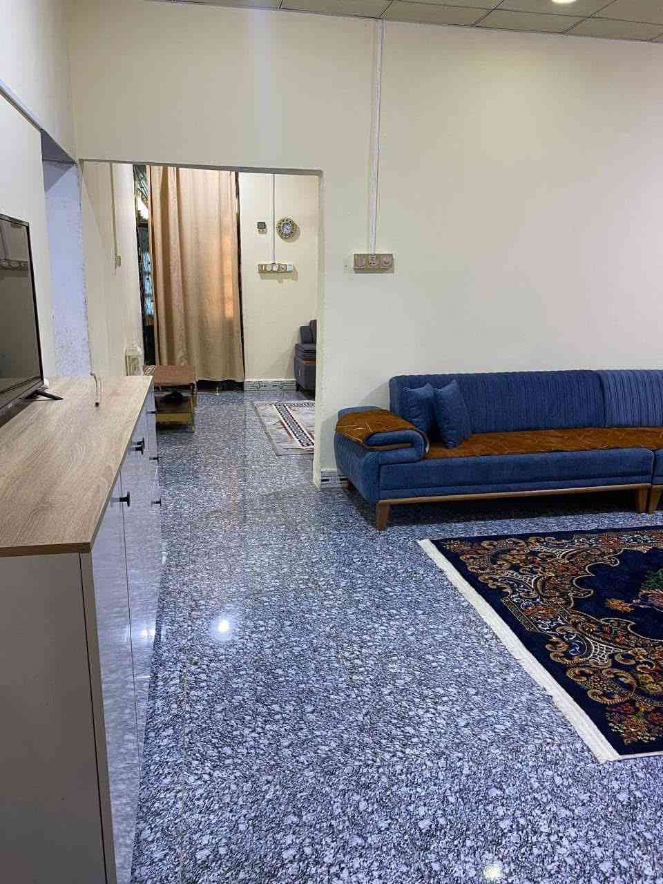 السلام عليكم 
اللهم صل على محمد وال محمد 
دار. للبيع  طابو  زراعي بأسم عراقي المساحه الكليه ٢٥٠ متر 
مساحة البناء ١٥٠ متر 
بناء بلوك سطح كونكريت ايزوكام 
يحتوي المنزل على غرفتين نوم 5️⃣ في 4️⃣ 
استقبال 6️⃣ في 4️⃣ 
موزع 6️⃣ في 4️⃣ 
مطبخ 🔟 في 3️⃣ ونص 
يوجد خلف البيت نهر 
كلشي متوفر كهرباء ماء 
ملاحضه البيت بيه نقوصات  كلش بسيطه 
الموقع جيكور حي باب الحوائج 
للاستفسار والتواصل على الرقم ***********
