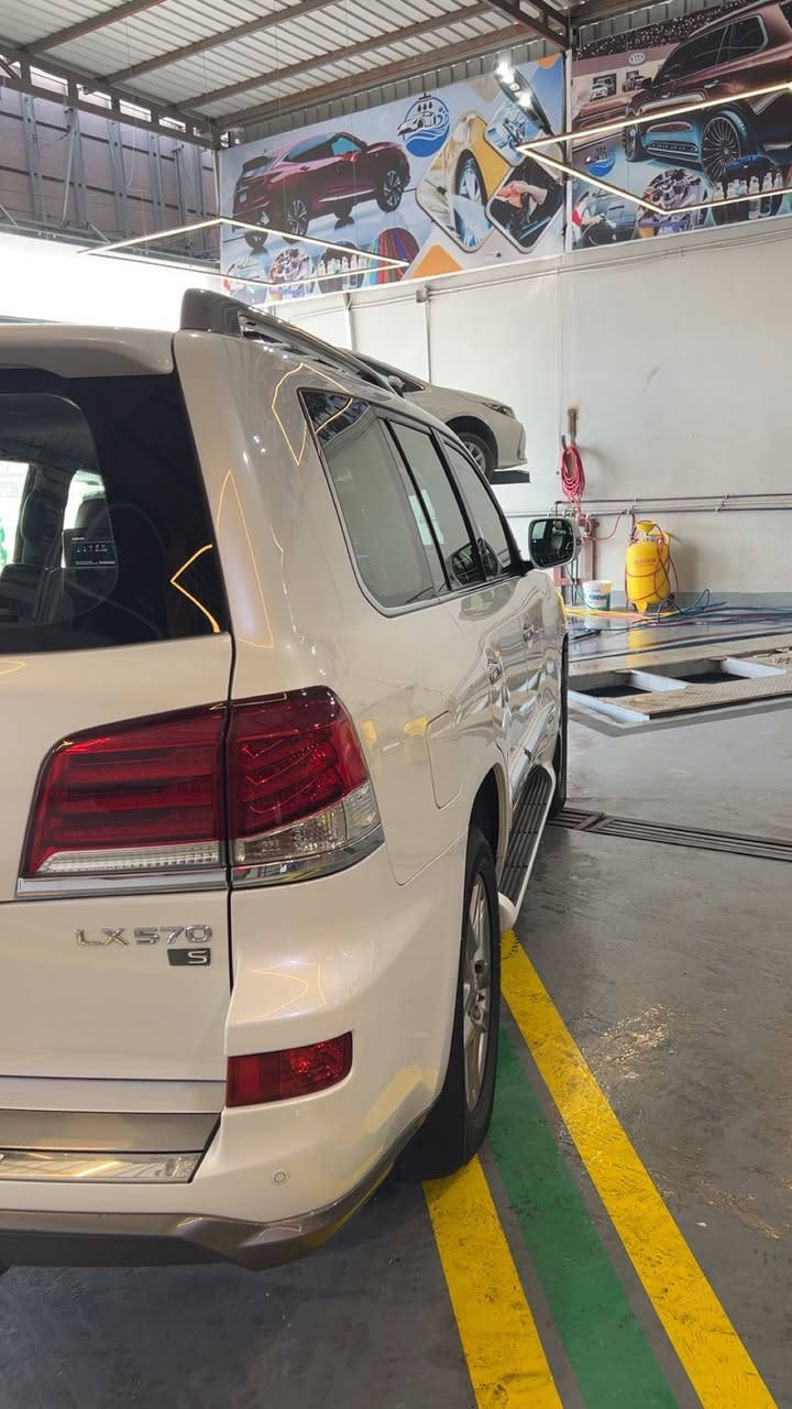 لكزس 2015 5.7LX
بريم اصل مكفوله كفاله عامه السياره من الدعاميه لدعاميه 
فوول موصفات
محركV8.570 ماشى.168الف
مواصفات الكزس معروفه.فوول LX.5.700
داخل احمر اصلل  🍒
سياره جاهزه وجديده جدا وستعمال شخصي طخم تاير جديد دنلوب ياباني قبل سبوع شاده مابيها نقص ترايك للسعوديه بيها
السعر عالاتصال
***********

مكان السياره ميسان العماره
