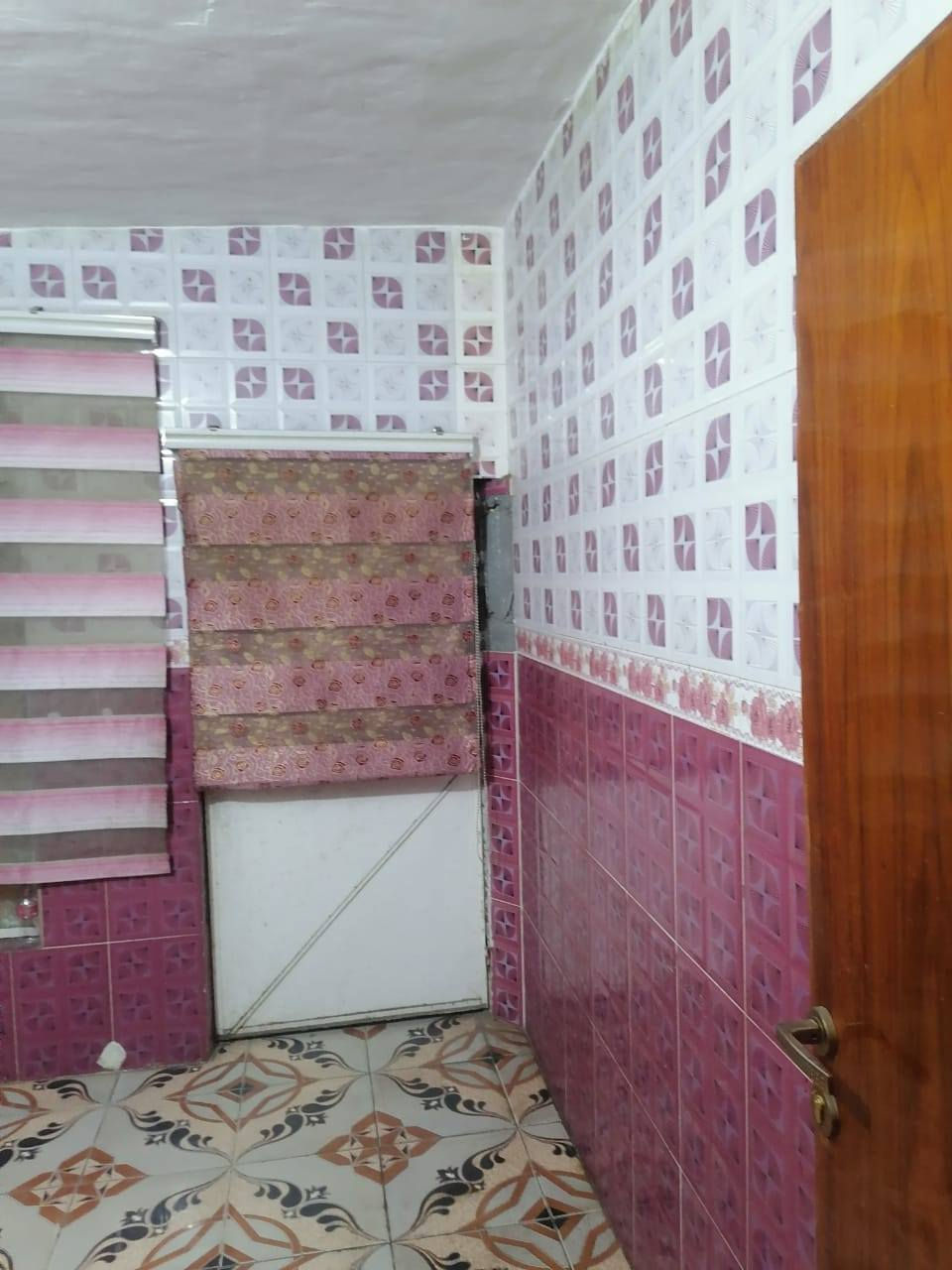 للايجار
بيت ٢٠٠م طابق واحد بناء نظيف جدا

سعر ٥٠٠ الف.

مع الماء والكهرباء.

يقع في حي الشهداء على ساحه

 قرب جامعة العين

يبعد عن جامعة العين ١٠٠م

يحتوي على غرفتين وصاله ومطبخ وصحيات داخليه وخارجيه واستقبال

موبايل ***********
***********
