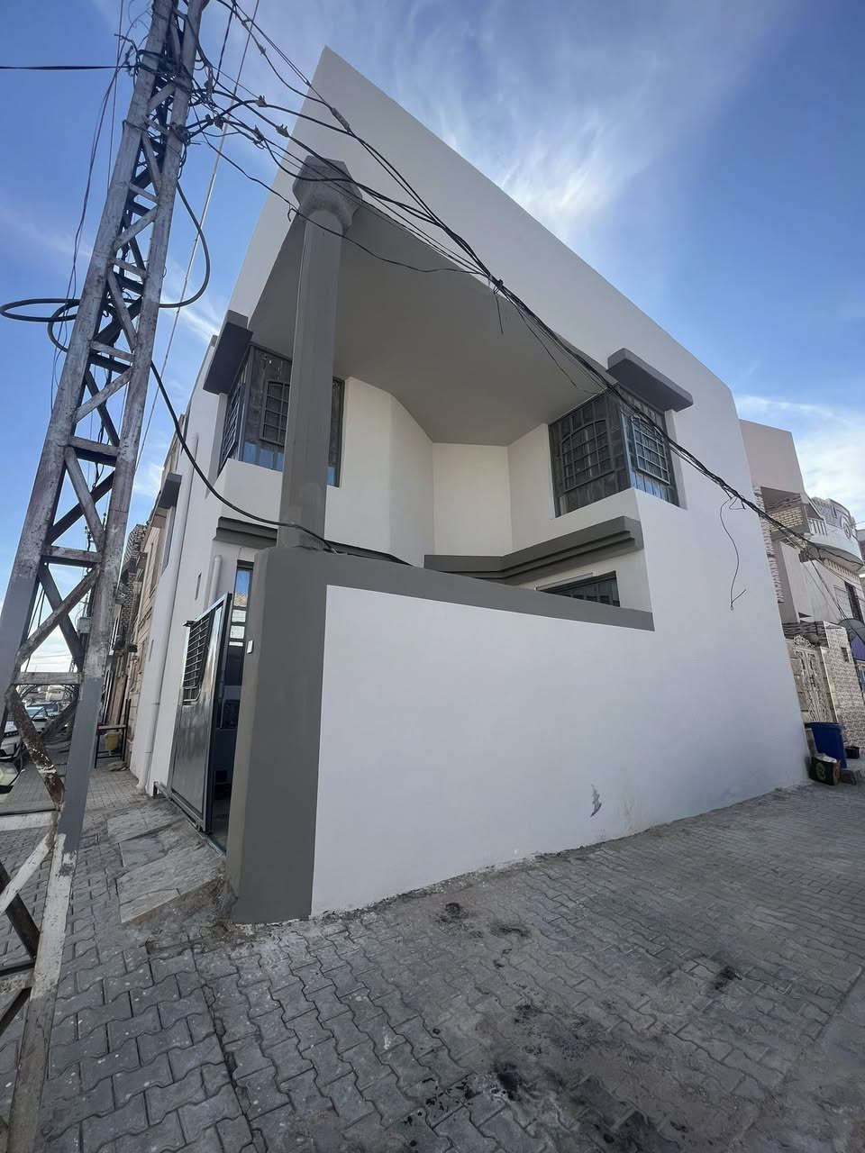 #دار_للايجار في حي السلام 
المساحة 100 متر ركن طابقين 
شارعين 20 
خلف العلوة قرب مؤسسة الشهداء والمعهد الفني 
يحتوي على ثلاث غرف 
يصلح ان يكون مؤسسة او مكتب اعلامي او مركز تجاري 
للاستفسار الاتصال على الرقم 
0780 300 0873
حسن ميثم العنتاكي 
#للايجار
#عقارات
#دار
#بيوت
#سكن
#النجف
