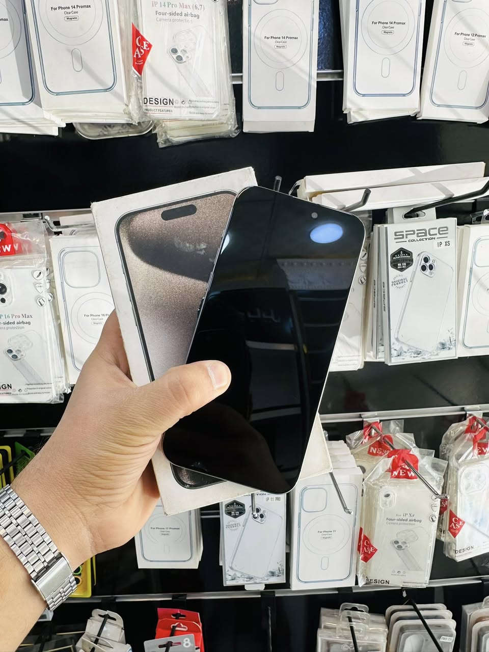 السلام عليكم 🫡
للبيع iPhone 15 pro max 
ذاكره ٢٥٦ 
بطاريه ٨٩٪؜ بلاد لا معلايه ولا ملعوب بيها 
نموذج M شرق اوسط الجهاز 
نضافه٩٥٪؜ لون تيتانيوم 
الجهاز كله شغال مابيه اي خلل فقط مبدل شاشه نوعيه حلوه لا شكل ولا شمر والاوانها واستخدامها كلش حلو الباقي بلادي الجهاز كله شغال صوت اتصال انترنيت كامرات فيس ايدي هزاز كله شغال + ضمان يومين ب الجهاز السعر قفل ٦٧٠ الف من الاخير مكاني بغداد مدينه الصدر رقمي ***********
