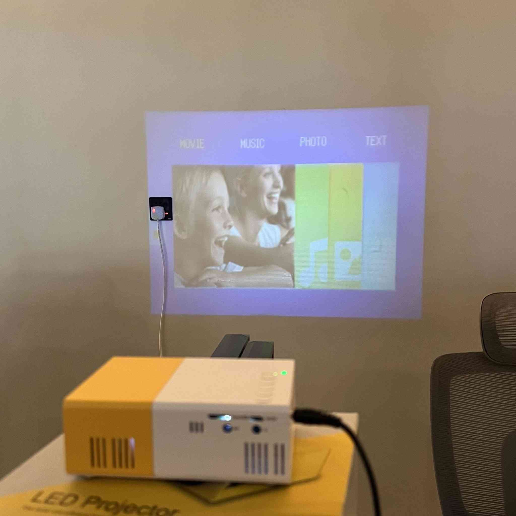 بروجكتر LED صغير محمول بدقة عرض مدعومة 1080P مع بطارية مدمجة ومنافذ HDMI / USB / Micro SD

• بروجكتر LED صغير ومحمول مناسب لعرض الفيديو والصور والموسيقى مباشرة من عدة مصادر مثل HDMI وUSB وMicro SD، مع دعم تشغيل الوسائط المتعددة.

• يدعم تشغيل فيديو بدقة تصل إلى 1080P مع دقة عرض أصلية 320×240 باستخدام تقنية TFT LCD وإضاءة LED بعمر يصل إلى 30,000 ساعة.

• يدعم عدة طرق تشغيل للطاقة عبر محول كهربائي 12V أو عبر Power Bank بخرج 5V/2A، كما يحتوي على بطارية ليثيوم مدمجة 7.4V / 1300mAh في الموديلات الداعمة.

• خيارات اتصال متعددة تشمل:
HDMI – USB – Micro SD – AV – منفذ سماعة 3.5 مم لربط السماعات أو الهيدفون.

• تشغيل الوسائط مباشرة من الفلاش أو بطاقة الذاكرة مع دعم ملفات الفيديو والصوت والصور والنصوص.

• حجم صغير وخفيف مع إمكانية عرض صورة من 24 إلى 60 إنش على مسافة عرض بين 1.5 إلى 2 متر.

• تقنية العرض: TFT LCD
• مصدر الإضاءة: LED
• عمر إضاءة LED: حتى 30,000 ساعة
• الدقة الأصلية: 320 × 240 بكسل
• الدقة المدعومة: 1920 × 1080 بكسل
• نسبة التباين: 800:1
• نسبة العرض: 4:3 / يدعم 16:9 في النظام
• عدد الألوان: 16.7 مليون لون

العرض والإسقاط
• مسافة العرض: 1.5 – 2 متر
• حجم العرض: 24 – 60 إنش
• نسبة الإسقاط: 1.6 : 1

الطاقة
• المحول: 12V / 2A
• دعم تشغيل عبر باور بنك: 5V / 2A
• بطارية مدمجة: Lithium 7.4V / 1300mAh
• استهلاك الطاقة: 10 – 24 واط

المنافذ
• HDMI
• USB
• Micro SD
• AV
• منفذ سماعة 3.5mm
• Micro USB (طاقة)

الوسائط المدعومة
• الصوت: MP3 / WMA / OGG / AAC / FLAC / APE / WAV
• الصور: JPEG / BMP / PNG
• الفيديو: 3GP / AVI / MKV / FLV / MOV / MP4 / MPG / VOB / RMVB / RM
• النصوص: TXT

النظام
• يدعم الوسائط: موسيقى – صور – فيديو – نصوص
• دعم لغات النظام: 23 لغة

الأبعاد
• حجم الجهاز: 126.4 × 85.8 × 47.7 مم

محتويات العلبة:
• جهاز LED Projector
• ريموت كنترول
• محول طاقة (Adapter)
• كابل AV
• دليل الاستخدام (Manual)
https://rolemall.com/?strung=VITxmxWgootquality12569


**إذا كنت صاحب هذا الإعلان وتريد حذفه لأي سبب، رجاءا أرسل رسالة إلى الدعم الفني**