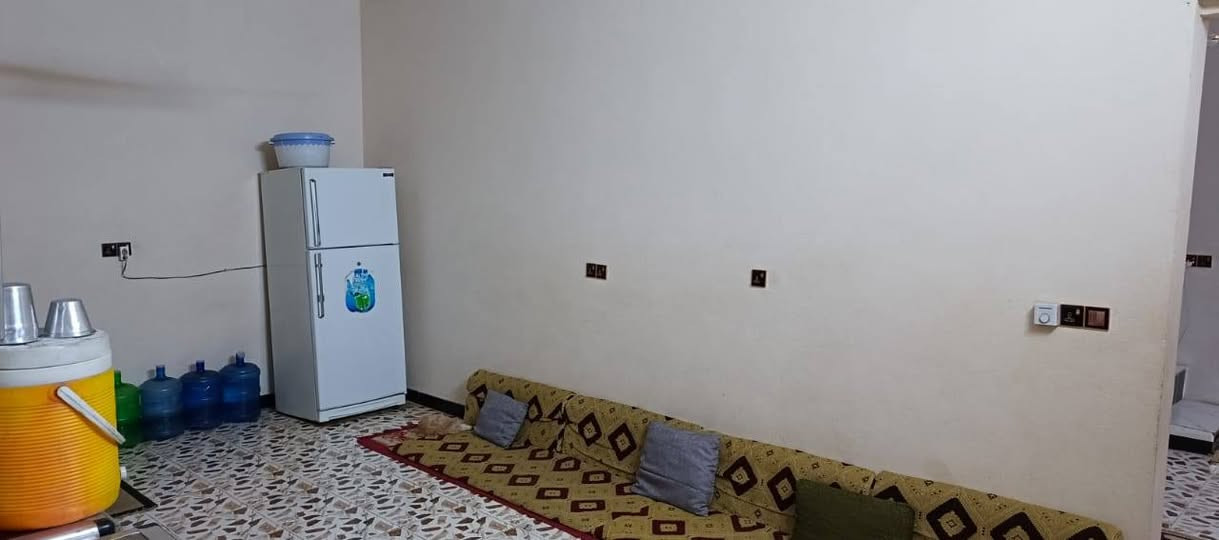 سلام عليكم بيت طابوزراعي خلف شقق الزيتون  220متر جاهز من كلشي كله سيراميك ماء كهرباء تبليط موقع البيت ركن غرفتين صاله مطبخ براني صحيات داخليه اوخارجيه ***********مكتب السجاد للعقار
