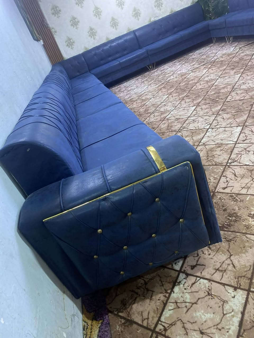 ديوان 22 نفر نضيف بدون ضرر 550 وبي مجال المكان الكاظمية يوجد توصيل ***********
