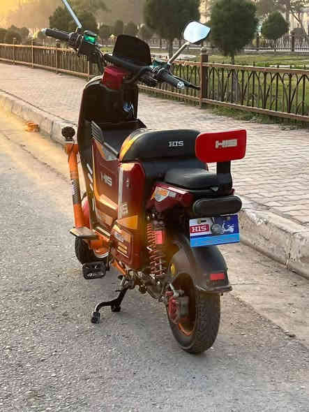 دراجة شحن للبيع
H900 2025 درع
فول مواصفات 
1- 5 بطاريات 
2-لايت لد 
3-لايت زنون 
4-ملف 2000w حقيقي
5-اشارة يمنى و يسرى ودبل اشاره
6- 3نمر
7- دبلات امامي وخلفي 
8- بريكات دهن امامي وخلفي
9- دسك بريك
10- شاحنة مع الدراجة 
11- صندوق للتخزين 
12-دي جي بلوتوث صوت عالي
13-هورن سياره عالي
14-بايدار
15-بصمتين تشغيل عن بعد وسويچين 
16-مرايات ثنين
اكرر الدراجه جديده بعدها 
رجاءاً بدون كسر بالسعر
(السعر 500 وبيها مجال  )
(المكان موصل 🌷)
الرقم الهاتف ***********
