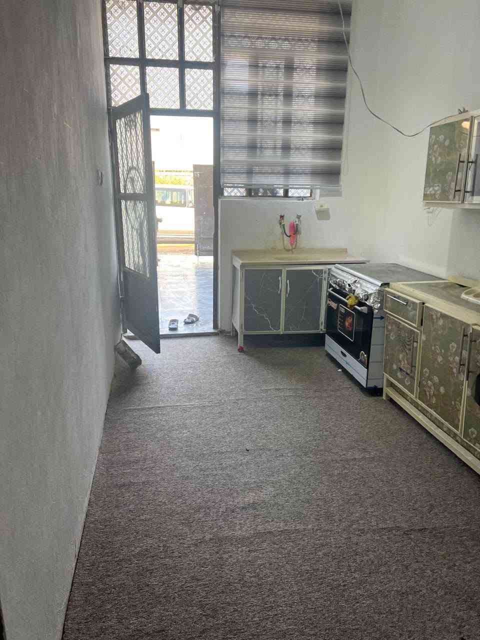 🏠 **بيت للبيع في الفلوجة - منطقة الشهداء (عن طريق المصرف العقاري )**
**الموقع:** الفلوجة، حي الشهداء، شارع 22 (قريب جداً من شارع 40 بي حاجة الف ).
**حالة البيت:** البيت نظيف جداً، مرتب، مسرمك بالكامل، وجاهز للسكن مباشرة بدون أي مصاريف إضافية.
**الوضع القانوني:** سند طابو صرف، البيت سليم تماماً 100% ولا توجد عليه أي مشاكل قانونية أو إرث.
### 💳 **تفاصيل الشراء والمعاملة المصرفية:**
البيع يتم عن طريق التحويل المصرفي (نظام الأقساط المريحة):
 * **المقدمة:** 30 مليون دينار عراقي **(وقابل للتفاوض للجادين)**.
 * **القسط الشهري:** 438,000 دينار عراقي فقط (يتم تسديده عبر الدفع أو الاستقطاع الإلكتروني).
> ✨ **ملاحظة:** البيت لقطة للي يدور استقرار وبمقدمة مناسبة وأقساط شهرية مريحة جداً.
> 
📞 **للتواصل والاستفسار ورؤية باقي التفاصيل:**
[***********]
