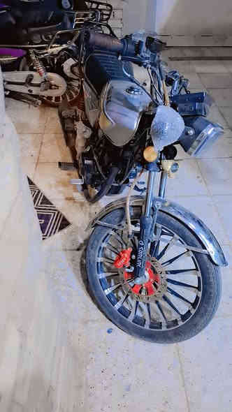 السلام عليكم عارض دراجه للبيع لمو شراي ليخابر 
الدراجه خير من الله يعني ما بيهن نواقص شلعه معدل 
مكاني بغداد فلكت حي النصر السع 900 وبيهه مجال 
مديل 2025    الدراجه اوراق وليسه رقم
الرقم ***********
