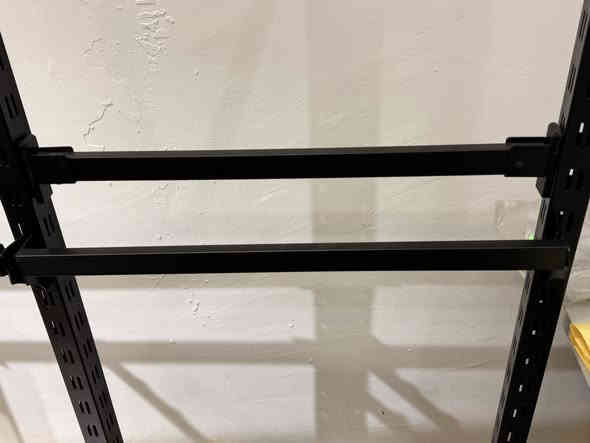 ستاندات ارضية وتعاليك تيشيرتات و بجايم اكرلك مستعمل شهرين فقط رقمي ***********
