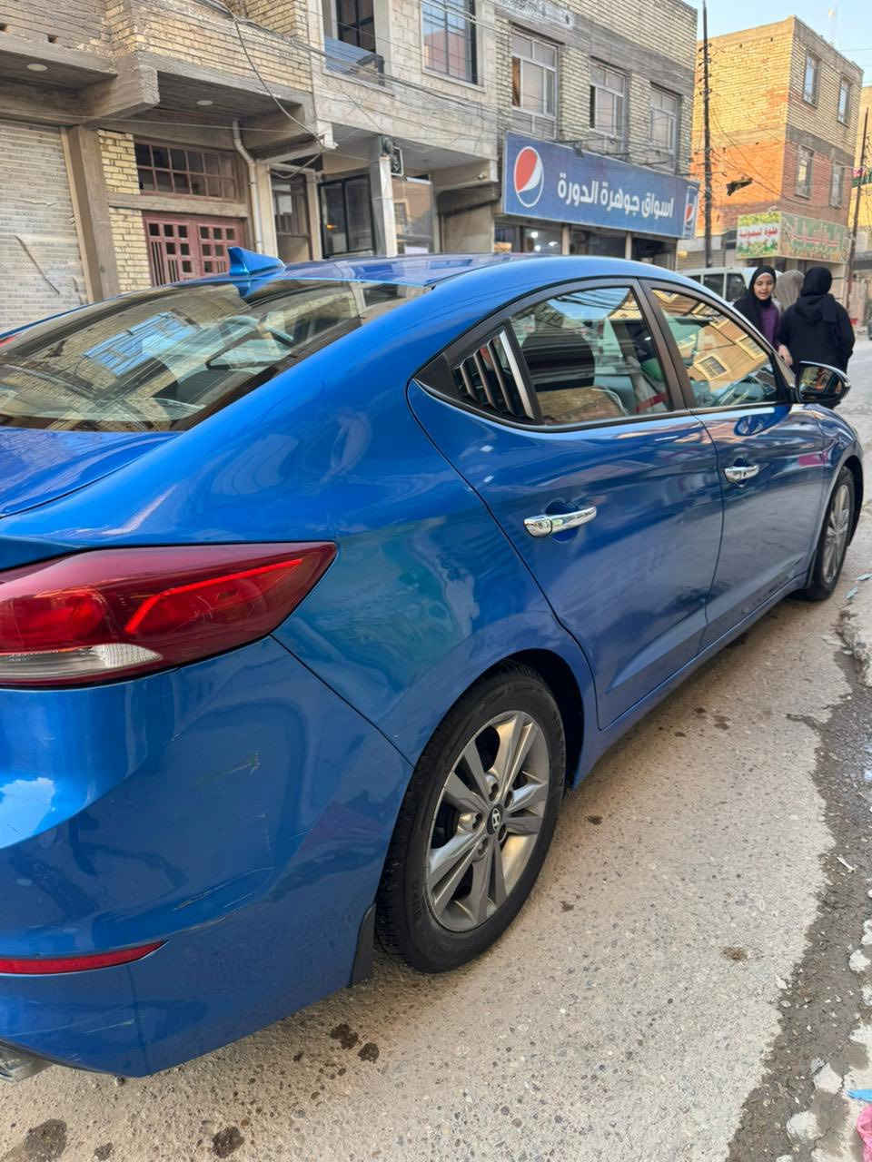 السلام عليكم
النترا ٢٠١٨ فول عدا جلد 
شاشة جبيرة 
فتحة 
٤ بصمات 
تشغيل وبوب وصندوك
تدفئة ستيرن وكشنات
نقطة عمياء 
كروز تثبيت سرعة 
اشاير بالمري 
تخم تاير جديد 
باتري جديد 
سنوية جددتها قبل سنه 
ماشية ١٢٠ كم 
محرك ٢٠٠٠ دوش 
كير محرك مكفول 
ايرباكات كلها سليمة مابيها ولا ايرباك طاك
السيارة خذتها بيها قبغ جنطة فقط ودوسات من جوا حسب ماكال بالتحميل بس مو كلهن فد مرة يعني بسيطات
وانضربت عندي وهي واكفة بالباب ولامرة صاعد بيها وانضربت سبحان الله 
خشم الجاملغ امامي جهة الصدر واحد راجع عليها وطافر وعندي صورة الضربة خفيفة بس خشم الجاملغ بدايته من يم اللايت و
هلال الجاملغ الخلفي من جوا وي الباب خسفة صارت من ورا ابو تكتك وشخط الباب وياه الورا الصدر هم وهي واكفة وهم عندي صورته
كل الي بالسيارة كلته حتى اكون واضح وانت هم تجي وتفحص وتقتنع يلا وسيارة ترايها للبصرة 
السيارة موجودة ببغداد تجي تكلب وتقتنع وتشوف البيها والمابيها يلا تاخذها
السعر 128 وبيها مجال 
للاستفسار على رقم ***********اتصال فقط
