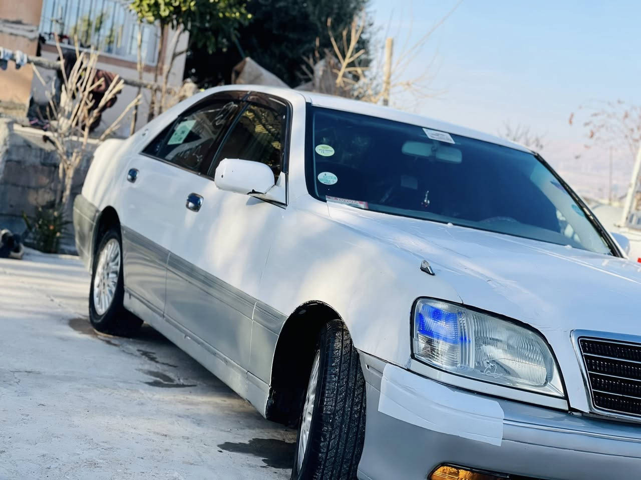 مەلیکە بڕاوە 2001
2 دوگمەی 

مەکینە 175 دیفۆڕ گەورە

گێڕ و مەکینە و دار و بەردی بەشەرت
سەیارەکە بێ دەعم و لێدراو 
 کامل جوانکاری بۆ کراوە کامل مەسرەف کراوە جامی هەڵگیراوە  
تەبریدی سارد و گەرم بەسراوە برێکی بەسراوە 

تاقم نۆزڵ + تاقم کۆیل +تاقم پلاک + تاحونە + فیلپەمپ تازە خستومەتە سەری بەنزین هەر ناخوا 

سەیارەکە تەنیا لەمسی شاشەکەی ئیش ناکا شایەنی باس نیە 

سعر ۳٥ گەڵا
شوین سلێمانی
***********
