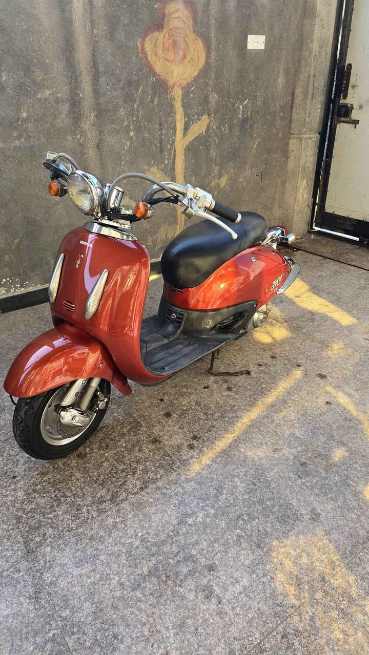 السلام عليكم  عشاق الكلاسك
دراجة هوندا جوكر شادو كلاسك 
دراجة كلش حلوة و نظيفة شوفة عينك و الحقيقة احلا من الصور الدراجة مال رمبة كفالة عامة من اي شي كلشي شغال ماكو شي بيه طافي ومابيه اي نقص دراجة الهة رغابتهة و الهة ناس يعرفونهة الياخذها ربع ما يذب عليهة غير البانزين لان مابيه اي نقص 
مكينة لووك بلباكيت ماشية ١١ الف فقط وكفالة يعني ما مفتوحة فول شلعة و معدل شرط
السعر مليون و 750 وبيه مجال كلش بسيط رجأ المايعرف بيهن لا يكسر بسعرها  مكاني بصرة بصرة للاستفسار *********** واتساب او اتصال
اسف ع الاطالة بس للتوضيح
