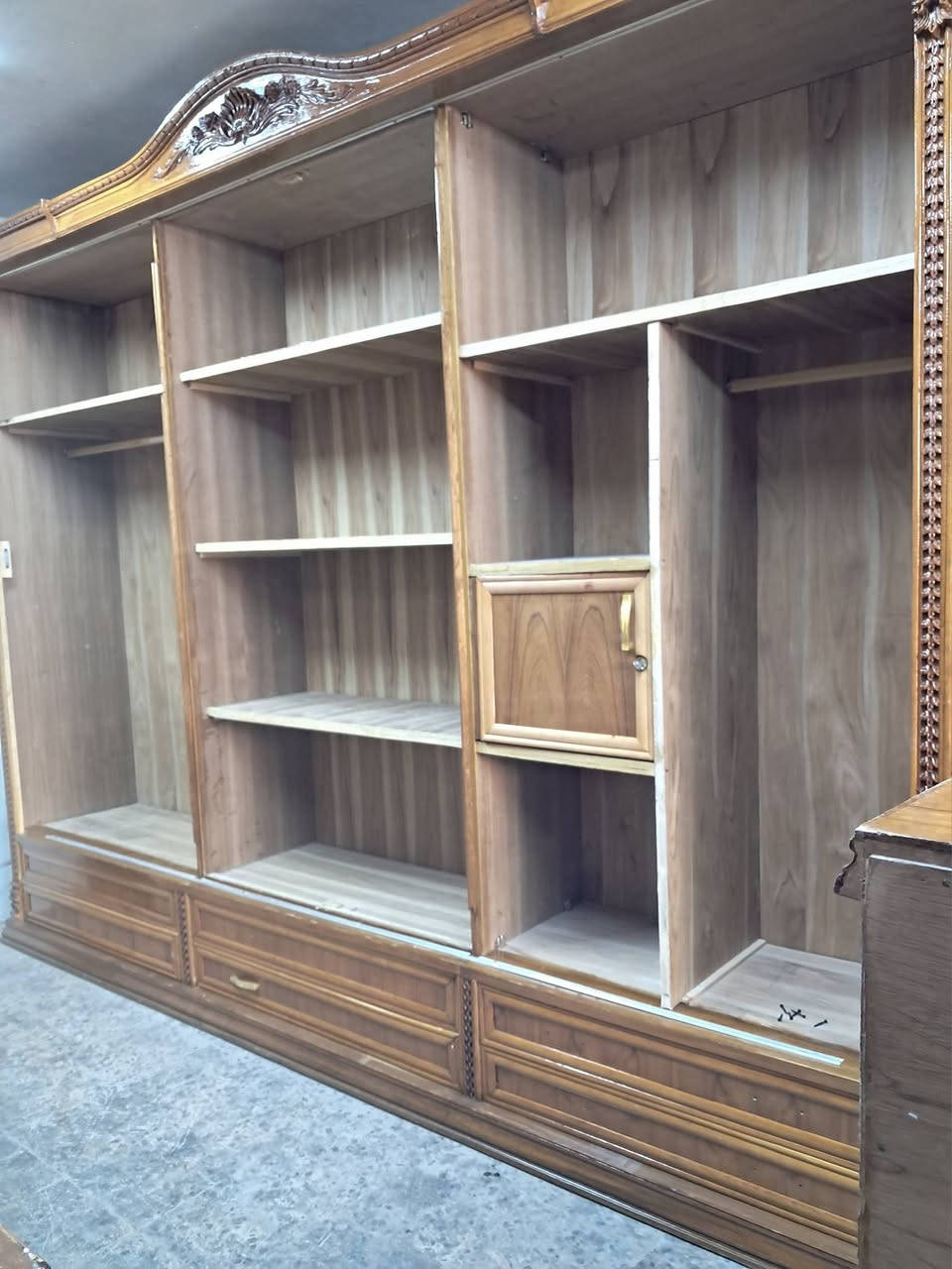 يعلن معرض الموسوي عن وجود غرفه  موديل مسرح اخت الجديده تصميم تركي شغل عراقي حجل زان مصري ودنك زان مصري داخل وخارج صاج ضهر جرجوبه دوشمه الابواب خياط زاويه بارتفاع الكنتور الغرفه ولا غلطه اي استفسار خاص او الاتصال 
***********
***********واتساب المكان بغداد يوجد توصيل لكافه المحافضات بالعافيه عل الياخذها
