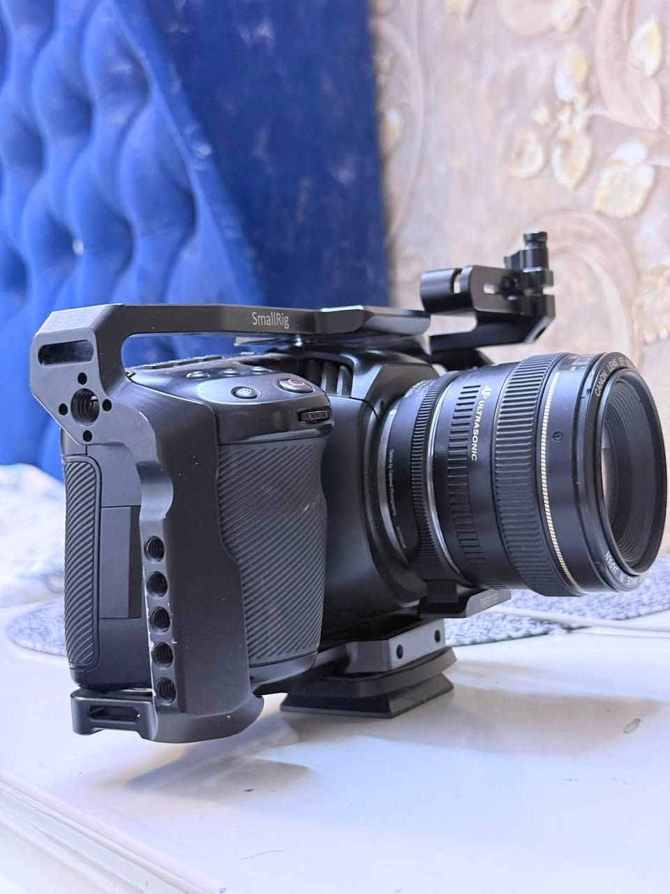 * كاميرا Blackmagic Pocket Cinema Camera 4K
* عدسة 35mm
* عدسة 50mm
* عدسة 8mm
* عدسة 14mm
* بطاريتان (عدد 2)
* شاحن

السعر: 15 ورقة.  ***********
