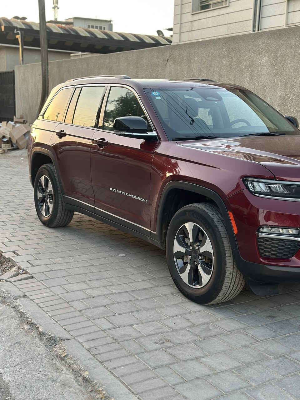 للبيع جيب كراند شيروكي لمتد هايبرد بلك ان 5 راكب
وارد امريكي فول مواصفات 

السياره حادثها جداً  بسيط طخه في الدعاميه و البنيد بدون ايرباك جميع الايرباكات سليمه 

‏ Grand Cherokee limited 4Xe 2023 2.0L 

رقم بغداد بسمي تحويل ثاني يوم 

ماشية ٣٨  الف ميل 

🟫 حجم المحرك ٢٠٠٠ تيربو جارج ٣٧٥ حصان مع محرك الكهرباء  

نظام الشحن : الشحنة الوحدة تمشيك ٤٥ كيلو بدون بانزين نهائيا يعني بالداخل متحتاج بانزين بس اشحن كهرباء  

داخل السياره لون اسود جلد 

🔴محرك تيربو + هايبرد + بلك ان  3 انظمة السائق يختار 

🔴 حساسات خلفية

🔴 ‏‎حساسات جانبيه بالمري

🔴 خمسة راكب 

🔴 رادار 360 درجة

🔴  تحديد مسار   

🔴  تبريد قطعتين

🔴 ثلاث انضمة قيادة 

🔴 بانوراما 

🔴 دفع رباعي. 

🔴 كير ماوس مع وضعيات القياده المختلفه للجبال والطرق الوعره والرمال والطين

🔴 شفتات ستيرن 

🔴 هاند بريك بصمه 

🔴مقود جلد + تدفئة 

مواصفات 

1️⃣ لايتات لد 

2️⃣ هيترات في الكشن 

3️⃣ شاشات عدد 3 شاشة  الحجم الكبير للراكب منفصلة 

4️⃣ كراسي خزن ميموري  

5️⃣ سستم صوت ALPINEو دمام خلفي بلادي 

6️⃣ تشغيل عن بعد

7️⃣ نظام محاكاة العجلة الذكي 

8️⃣ نظام ملاحة 

9️⃣ نظام قيادة ذاتية بريك امامي خلفي اوتو (توقف ذاتي
 
🔟شاشه امام الراكب

السعر 33500$ وبيها مجال  

مكاني بغداد حي الجامعه او المنصور

رقم الهاتف ***********
