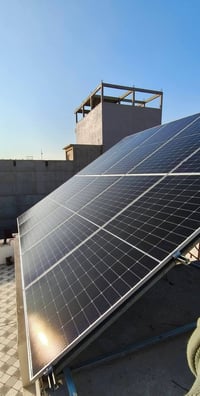 يعلن مكتبنا عن تجهيز ونصب منظومات الطاقة الشمسية للمنازل السكنية والأر...