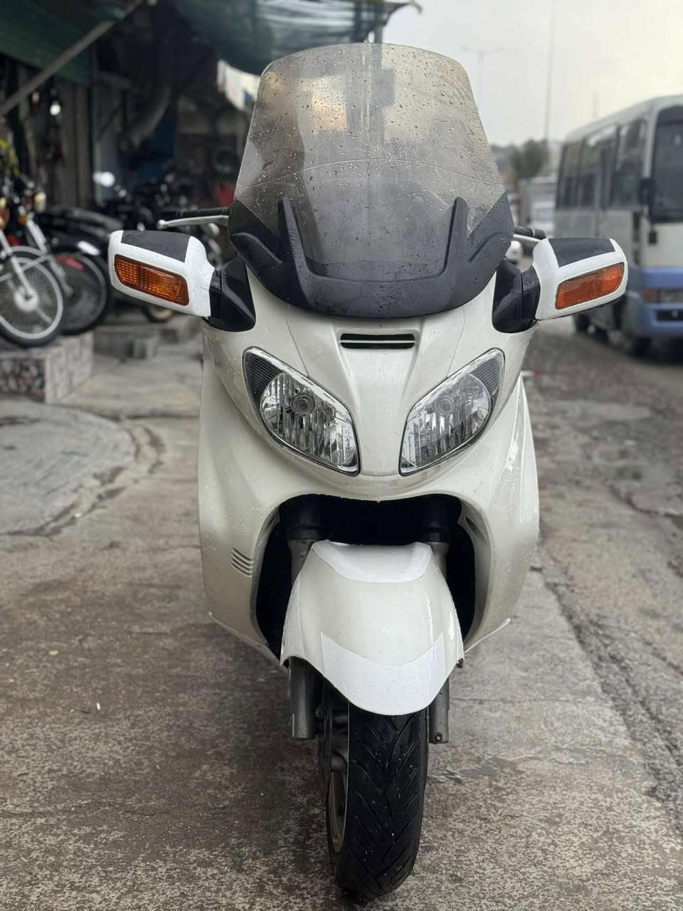 سکایوەیڤ بە سعری فۆرزا
حەجمی مەکینەی ٦٥٠ یە ٢ پستنە 

گێڕی ( تۆماتیک + عادی + سپۆرت ) ی هەیە 

سورعەتی تا ٢٠٠ کیلۆمەتر دەڕوا 

 مَاشَاءَ اللّٰه لە هەستان و قوەت و سورعەتی

گێڕ و مەکینە و کارەباییات و هەمو شتێکی بەشەرت هەموی لەسەر دەقی شەریکە ماوەتەوە

گێڕ و قایشی گێڕ و کلاج و دیشلەکانی هەموی بەشەرتی ئەوەی وەک سفر وابێ لۆک لۆکە 

کامل سێرڤزی بۆ کراوە و هەردوک تایەی لۆکە 

یەک خەلەلی بچوکیشی نیە و زۆر مەزبوتە 

سعری ١٦ گەڵا و ٧٥ دۆلارە و مەجالێکی کەمی تێدایە 

سعری فۆرزایەکە

ناونیشانم سلێمانیە 

***********

***********
