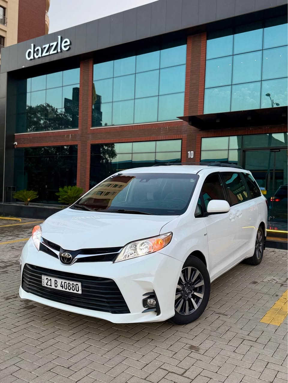 للبيع: تويوتا سينّا 2020 (Toyota Sienna LE)
 الموديل: 2020
 الفئة: LE
 اللون: أبيض
 المسافة المقطوعة: 39 ألف ميل فقط (سيارة لوك بحالة الشركة)
 السيارة باسمي وتحويل غرامات وسنوية كلها جاهزة.
حالة السيارة والبودي:
 السيارة بوضع الشركة وبحالة ممتازة جداً (لوك لوك).
 البودي بيه (بقعتين صبغ فقط) في الجاملغ والبونيد، مو قطع كاملة.
 الصندوق بيه تعديل بارد (بقعة واحدة) بدون صبغ.
 المحرك، الكير، التبريد، الصدر، والأيرباغ كلها بشرط الفحص والشركة.
السعر: 275 ورقة (27,500$) وبيه مجال.
رقم الهاتف: *********** السليمانية, العراق
