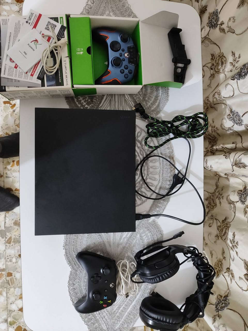 Xbox One X
مع جوستك احترافية 
وكيم باس التمت 5 اسهر (مشترك)
 نظيف جداً شرط الفحص مع ملحقات احترافية (بكج كامل)

Xbox One X 
(نسخة الـ 4K الحقيقية + 1T )، الجهاز قمة في النظافة ومنزلي، ما مفتوح ولا مصلح نهائياً.

مع كافة كابلاته.
يد التحكم الأصلية (السوداء) شغالّة تمام.

يد تحكم Turtle Beach Recon  تحتوي على خصائص صوت وتحكم احترافية  مع كابلها وكارتونها  وستاند مبايل (نظيفة جداً وبدون أي مشاكل).

سماعة ألعاب Krysenix PG2 محيطية مع الكارتون

الحالة: الأجهزة شغالة 100% والصور  توضح نظافة المداخل والأزرار.

السعر (285)  وبي مجال للشراي ، والجهاز والملحقات يستاهلون أكثر بس محتاج أبيعهم "شلع

مكاني بابل /ناحية النيل 

(توصيل موجود) 

واتساب ***********
 
لاتكسر بالسعر اذا مو شراي 

اشتراك كيم باس 5 اشهر  وجوستك احترافي وسماعة محيطية نضافة جدا عالية الله شاهد
