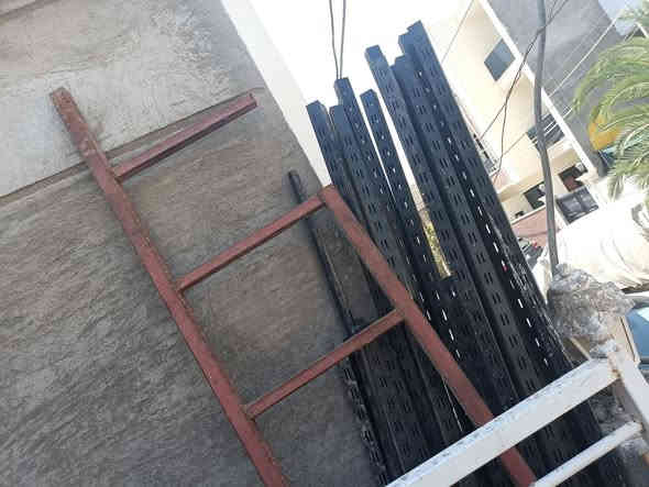 للبيع
جاروشة ثلج جديده استعمال قليل
حوض مع ماطور 
بواري حديد مال محل ملابس جوكر كامله ملحقاتهن 
***********
